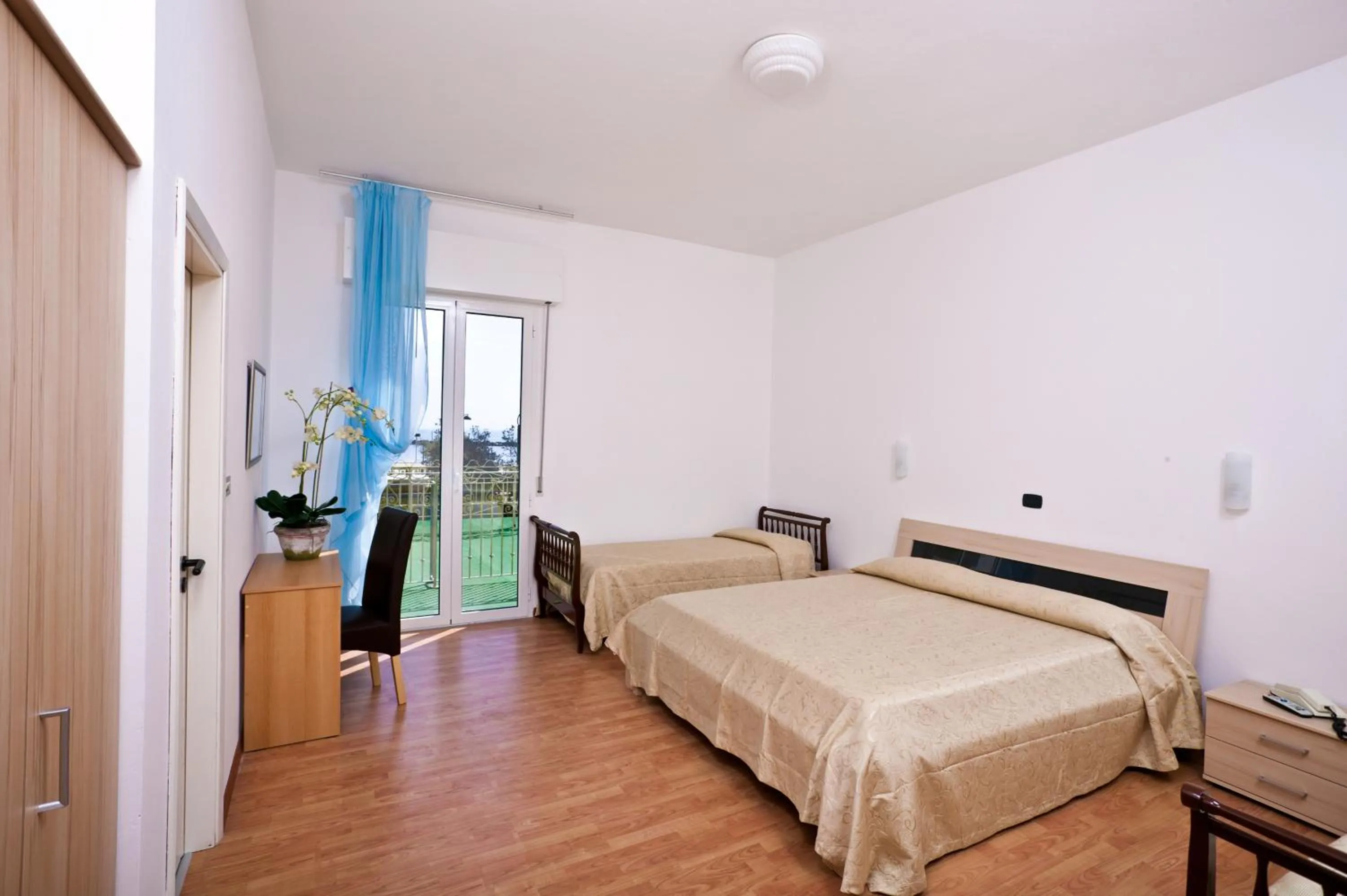 Day, Bed in Hotel Holiday Park