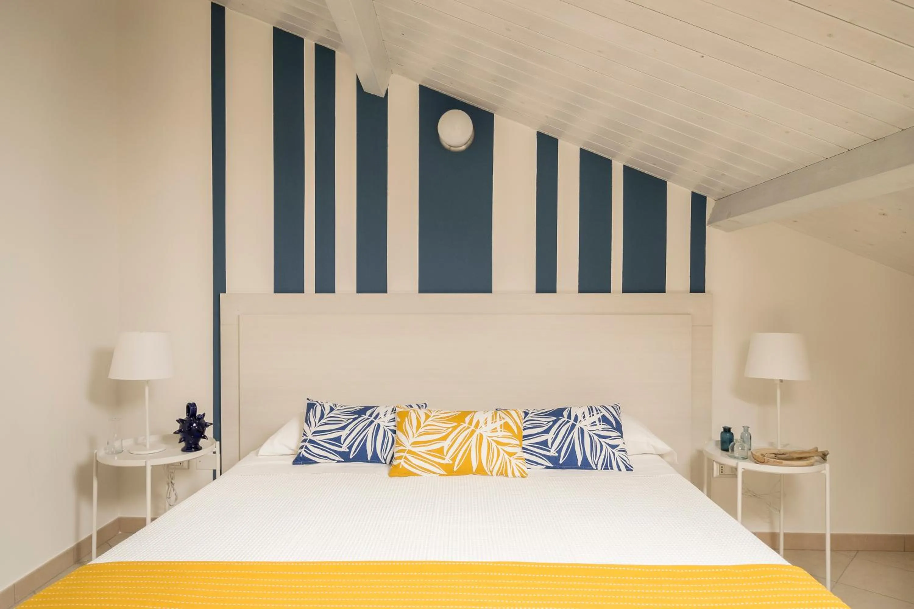 TV and multimedia in Civico 64 Bed & Breakfast in mansarda