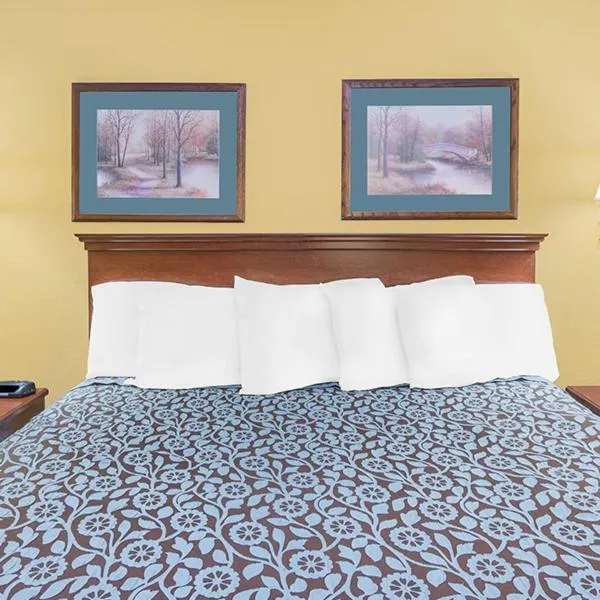 Bed in Travel Inn North Little Rock