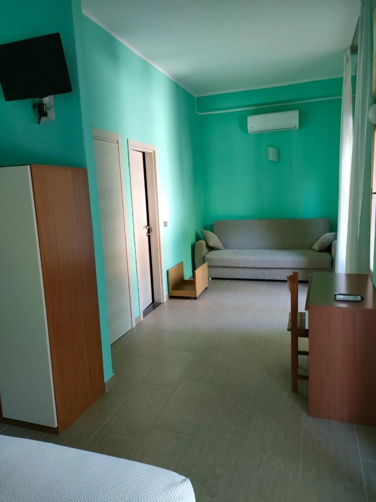 wardrobe, Bed in Albergo La Primula