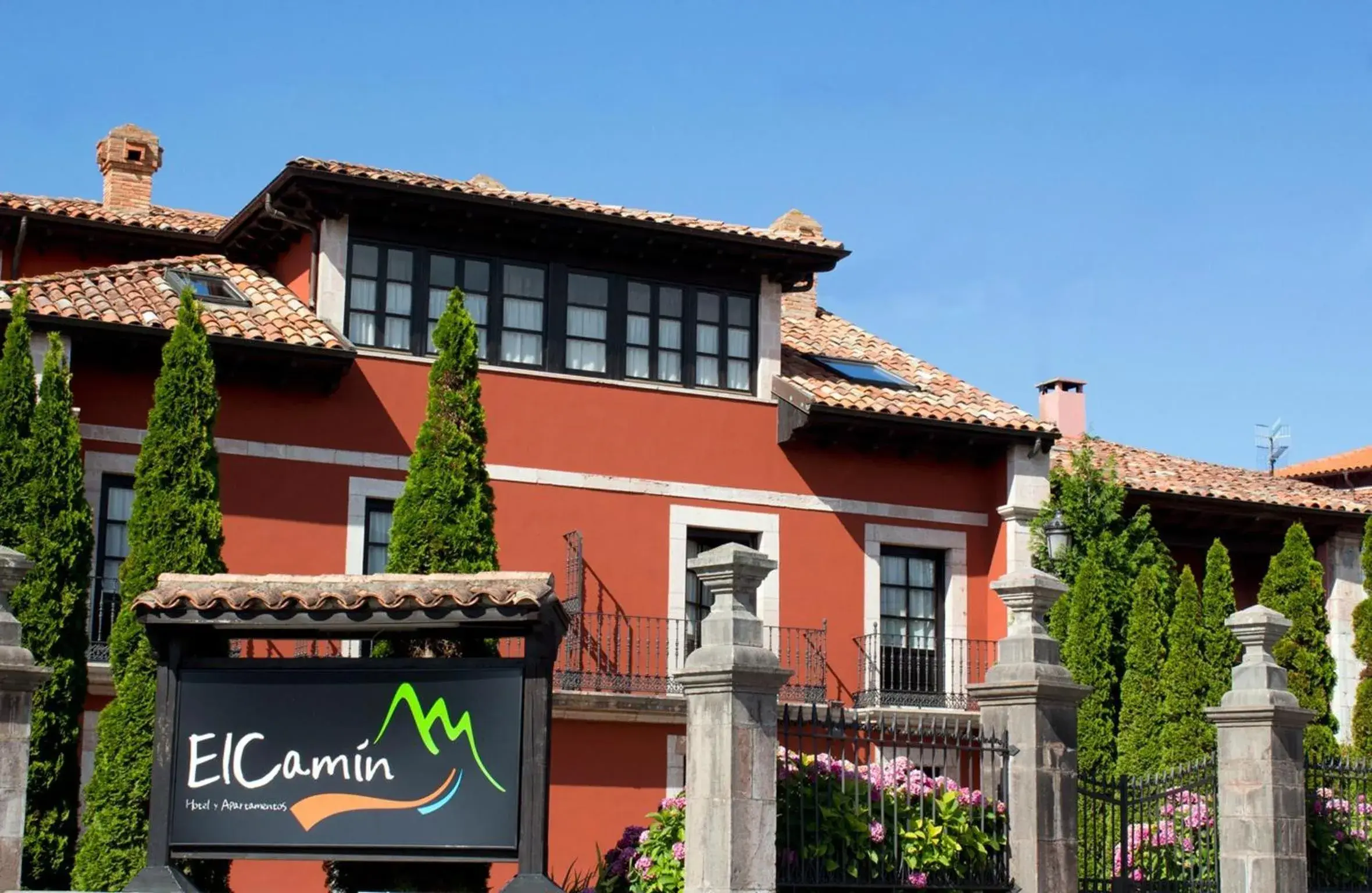 Hotel y Apartamentos El Camín Hotel y Apartamentos El Camín