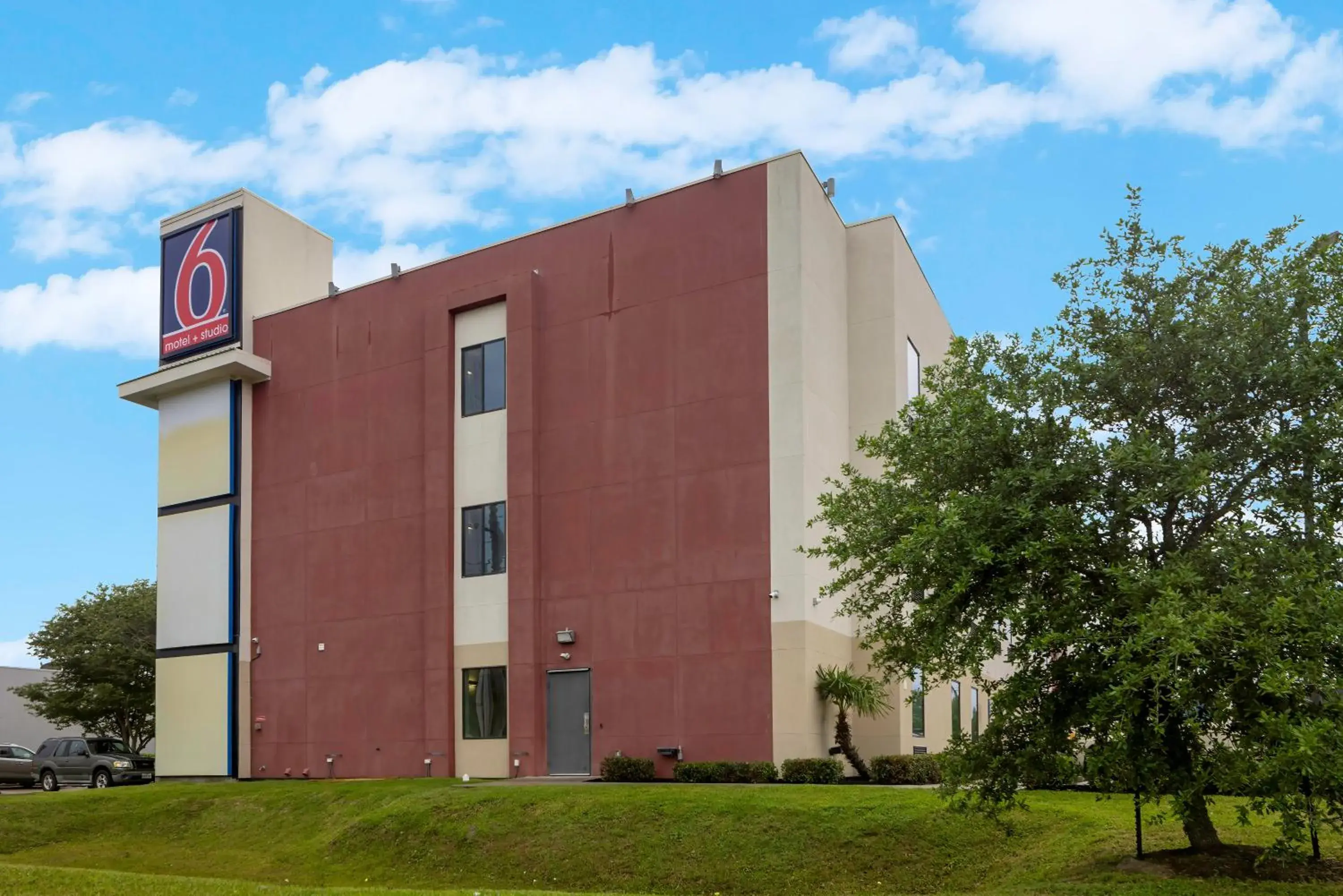 Property building in Studio 6 Suites Texas City, TX I 45 South Property building in Studio 6 Suites Texas City, TX I 45 South