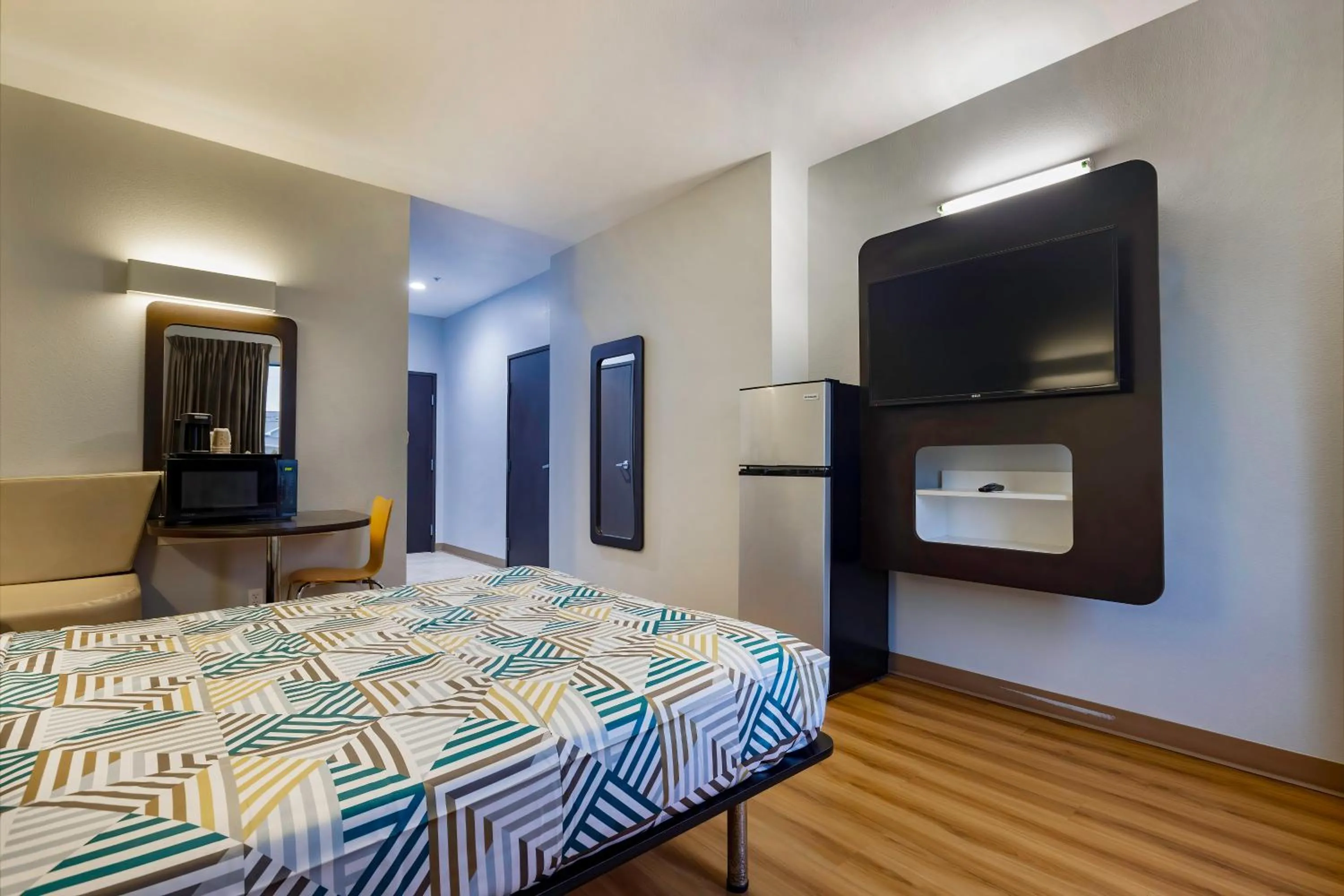 Bedroom, Bed in Studio 6 Suites Texas City, TX I 45 South