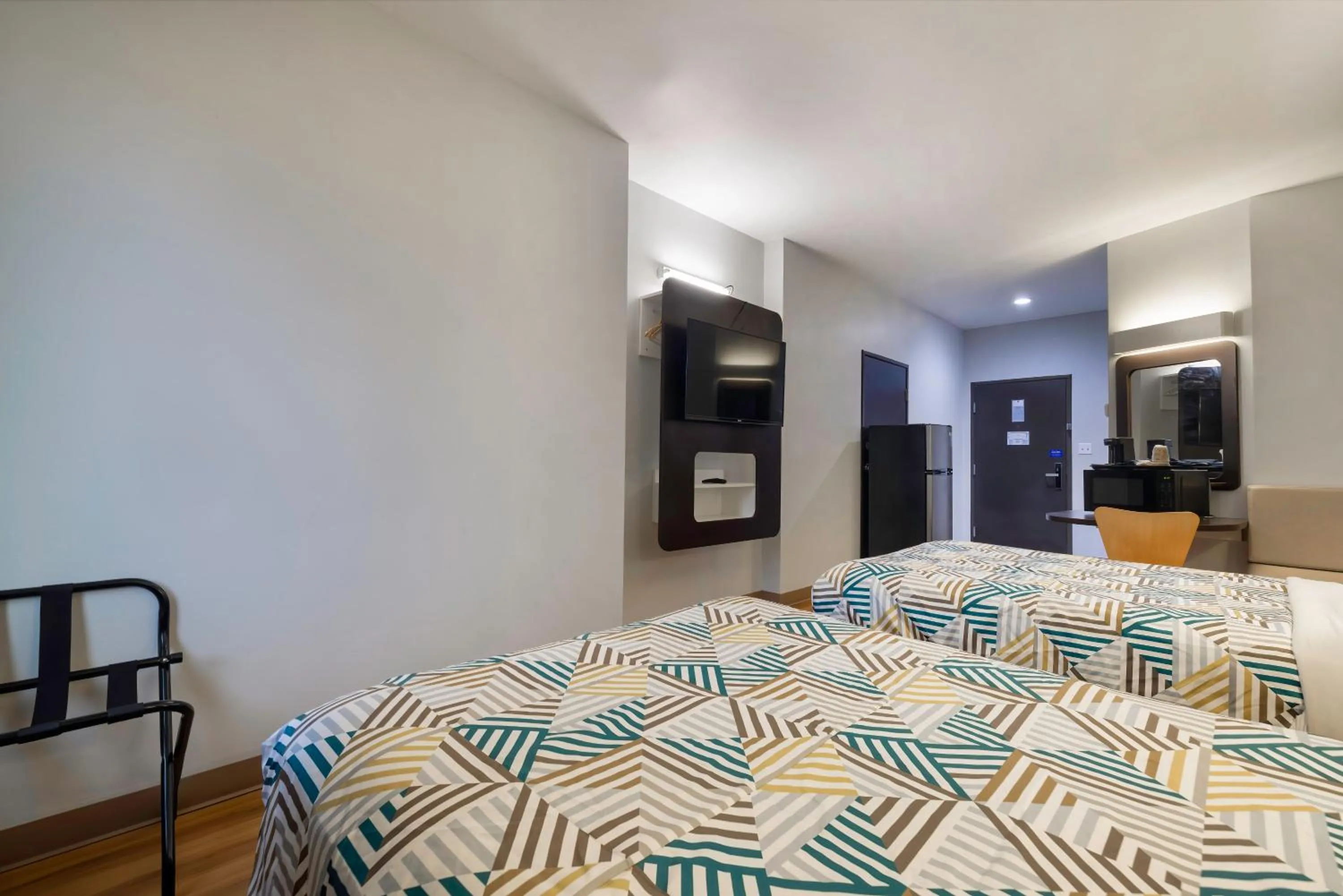 Bedroom, Bed in Studio 6 Suites Texas City, TX I 45 South