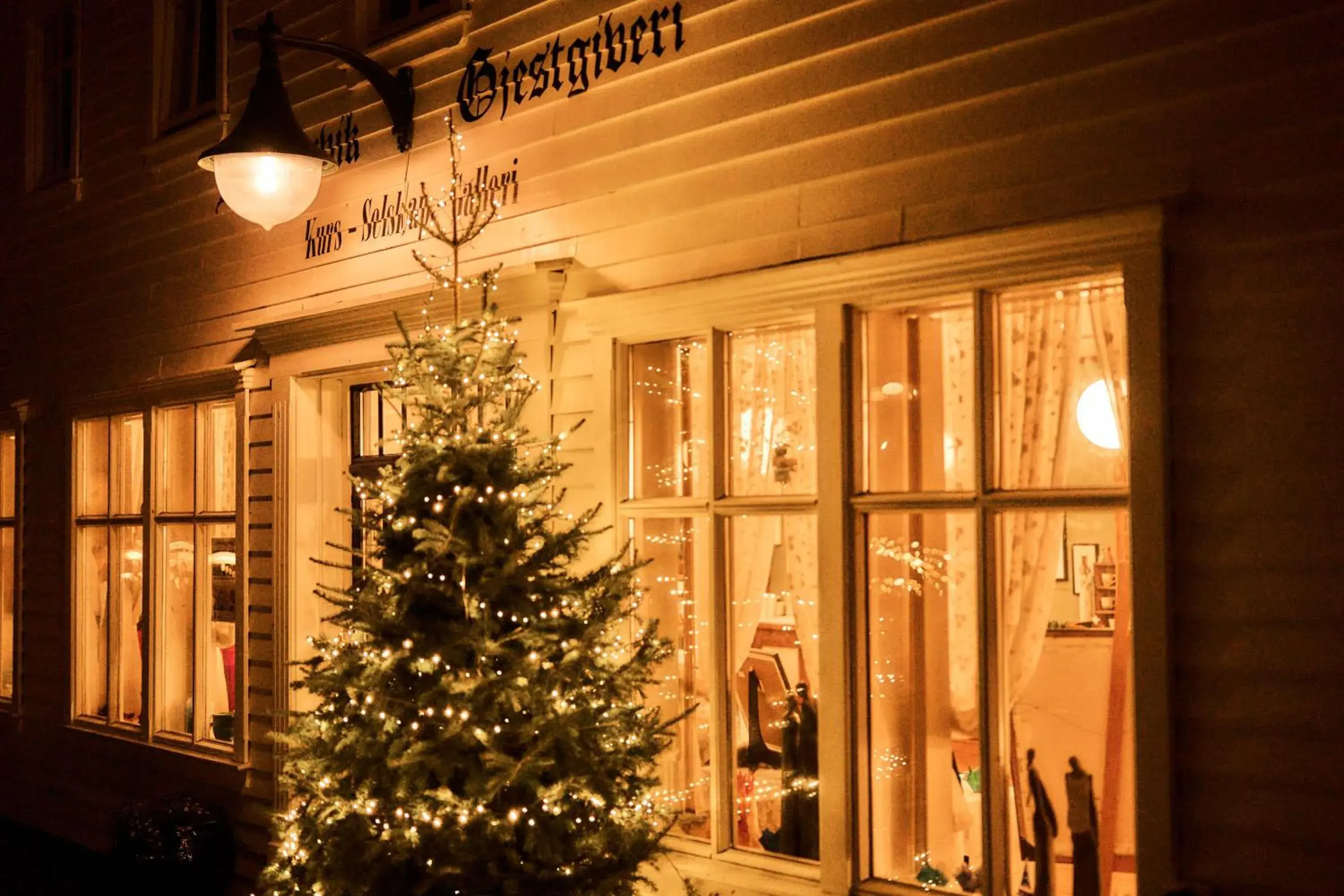 Property building in Bekkjarvik Gjestgiveri Property building in Bekkjarvik Gjestgiveri