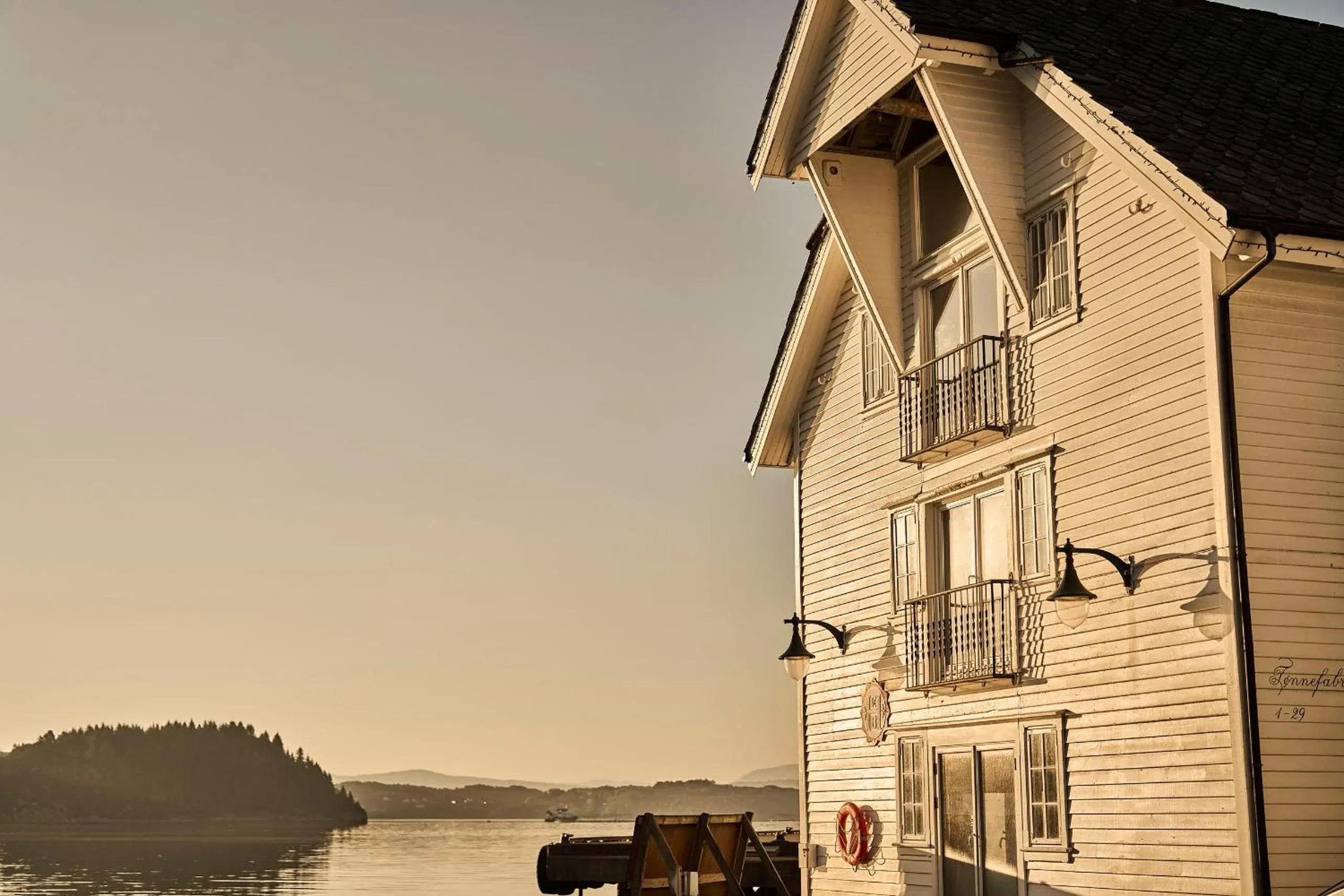 Property building in Bekkjarvik Gjestgiveri Property building in Bekkjarvik Gjestgiveri