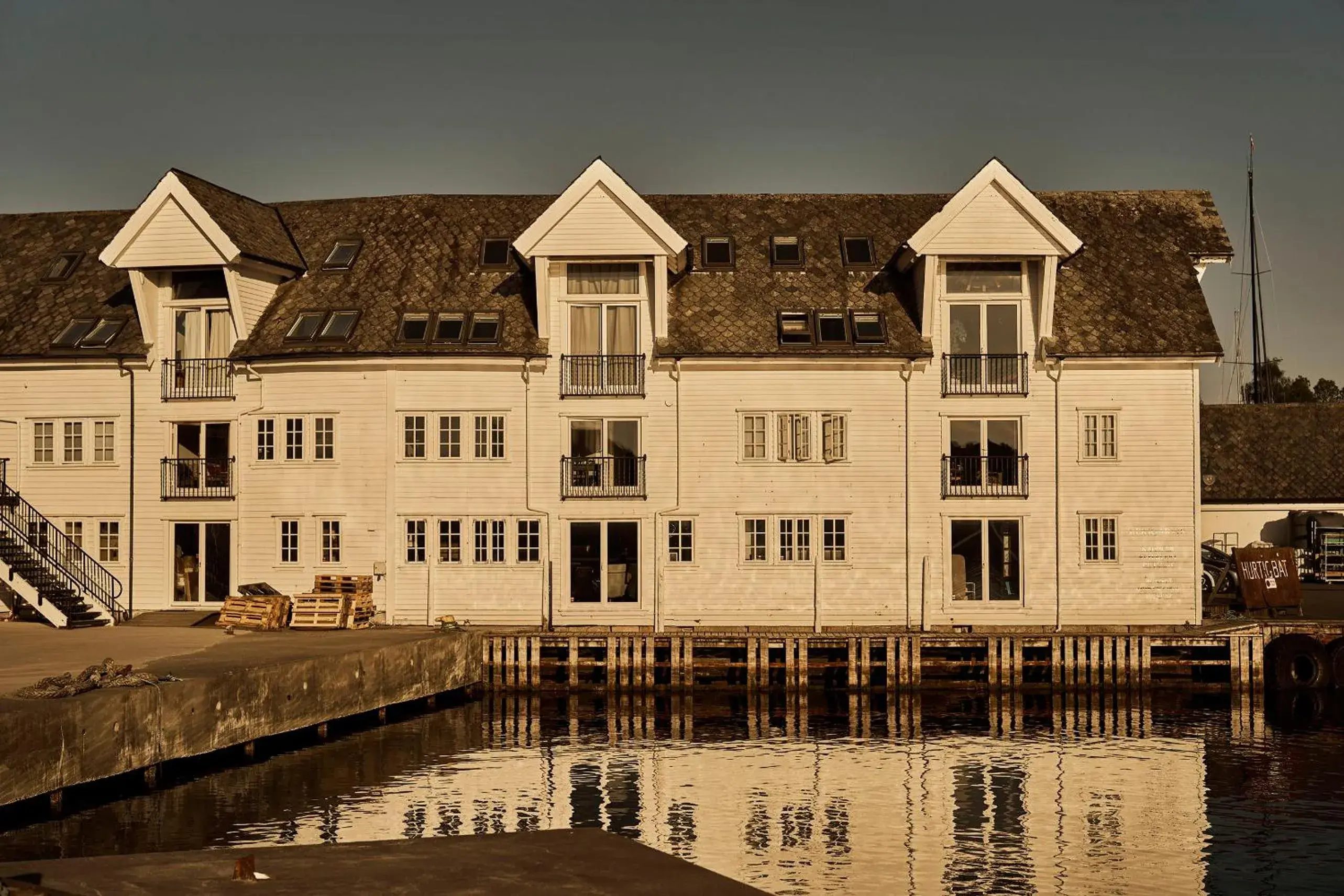 Property building in Bekkjarvik Gjestgiveri Property building in Bekkjarvik Gjestgiveri