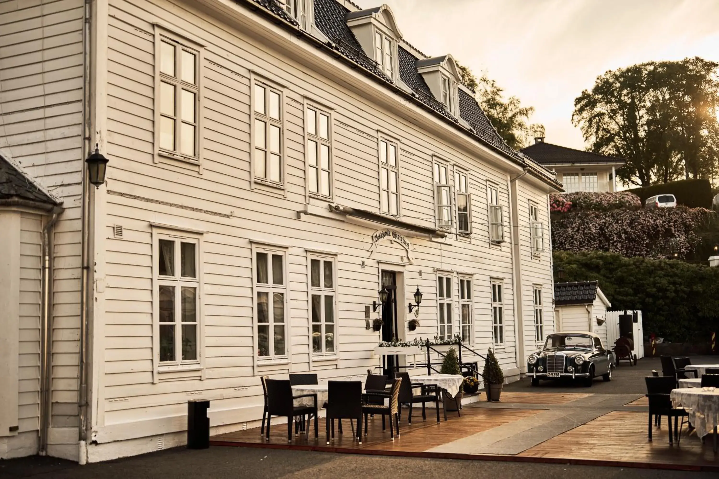 Property building in Bekkjarvik Gjestgiveri Property building in Bekkjarvik Gjestgiveri