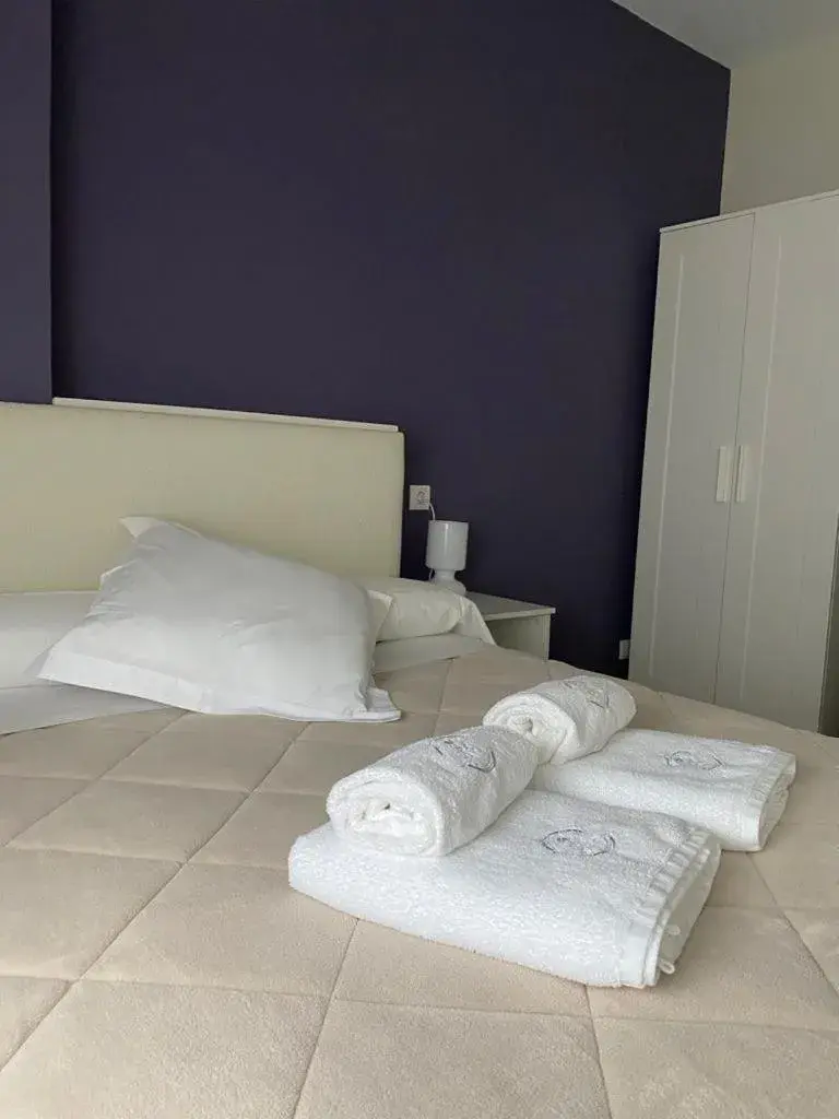 Double or Twin Room with Private Bathroom in Pensión NAVIA A Pontenova Double or Twin Room with Private Bathroom in Pensión NAVIA A Pontenova