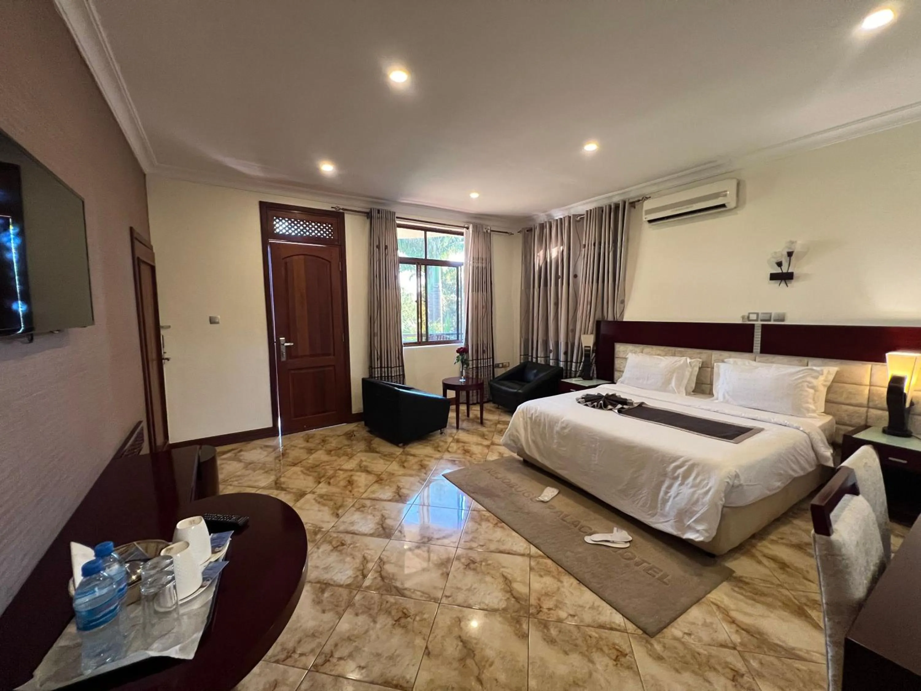 Communal lounge/ TV room in Nejobugg Palace Hotel