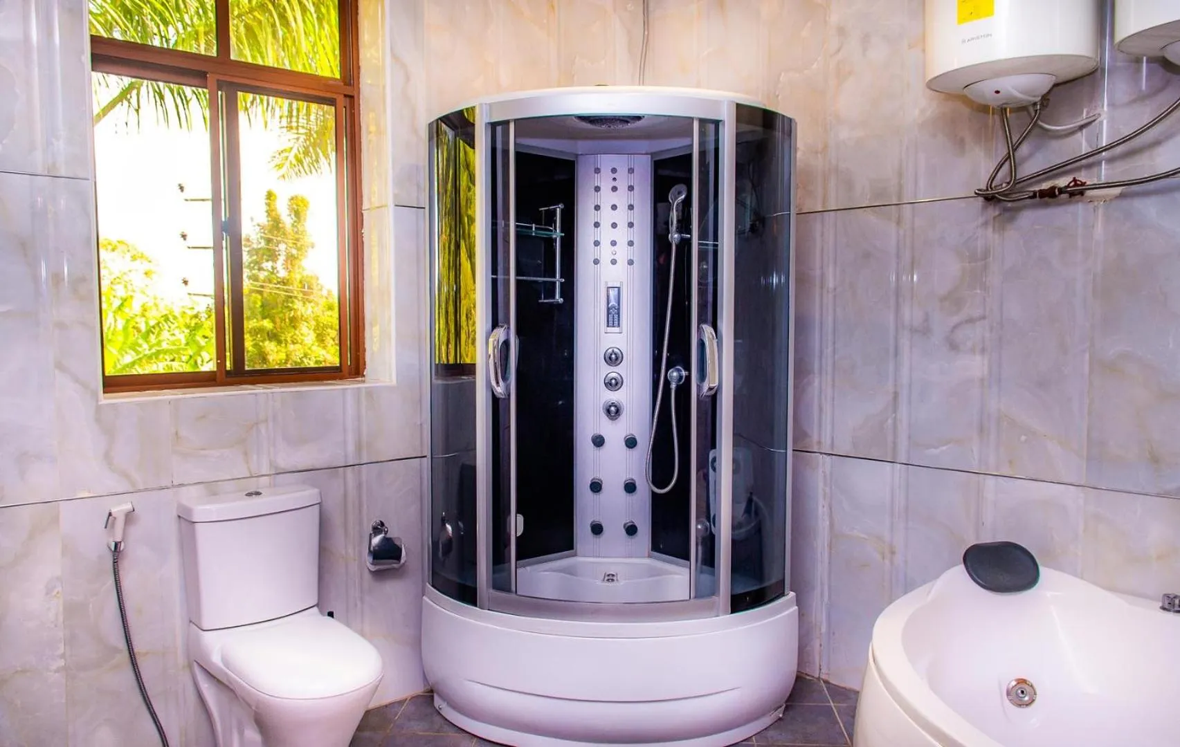 Shower in Nejobugg Palace Hotel