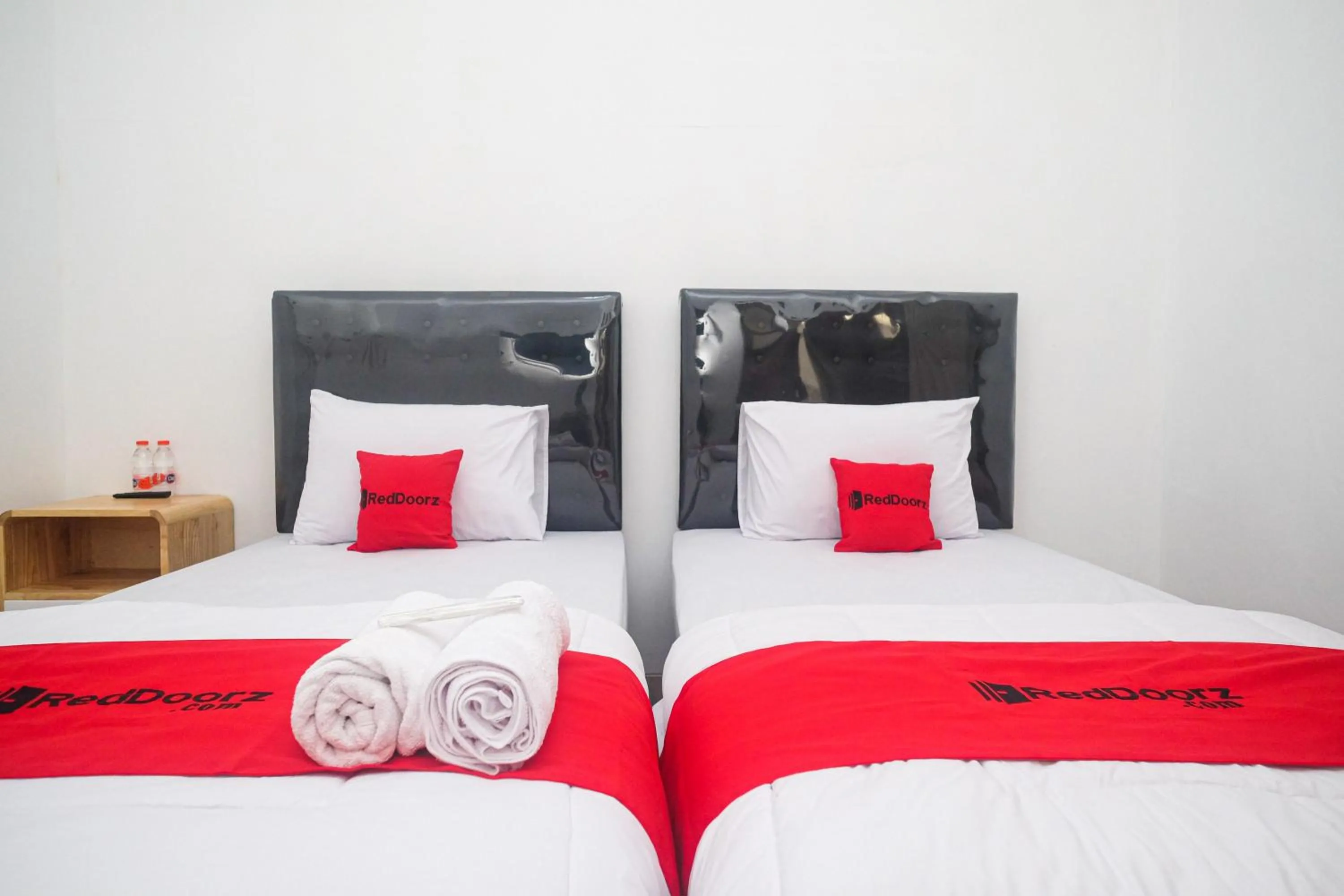 Standard Twin Room in RedDoorz near INSTIPER Yogyakarta