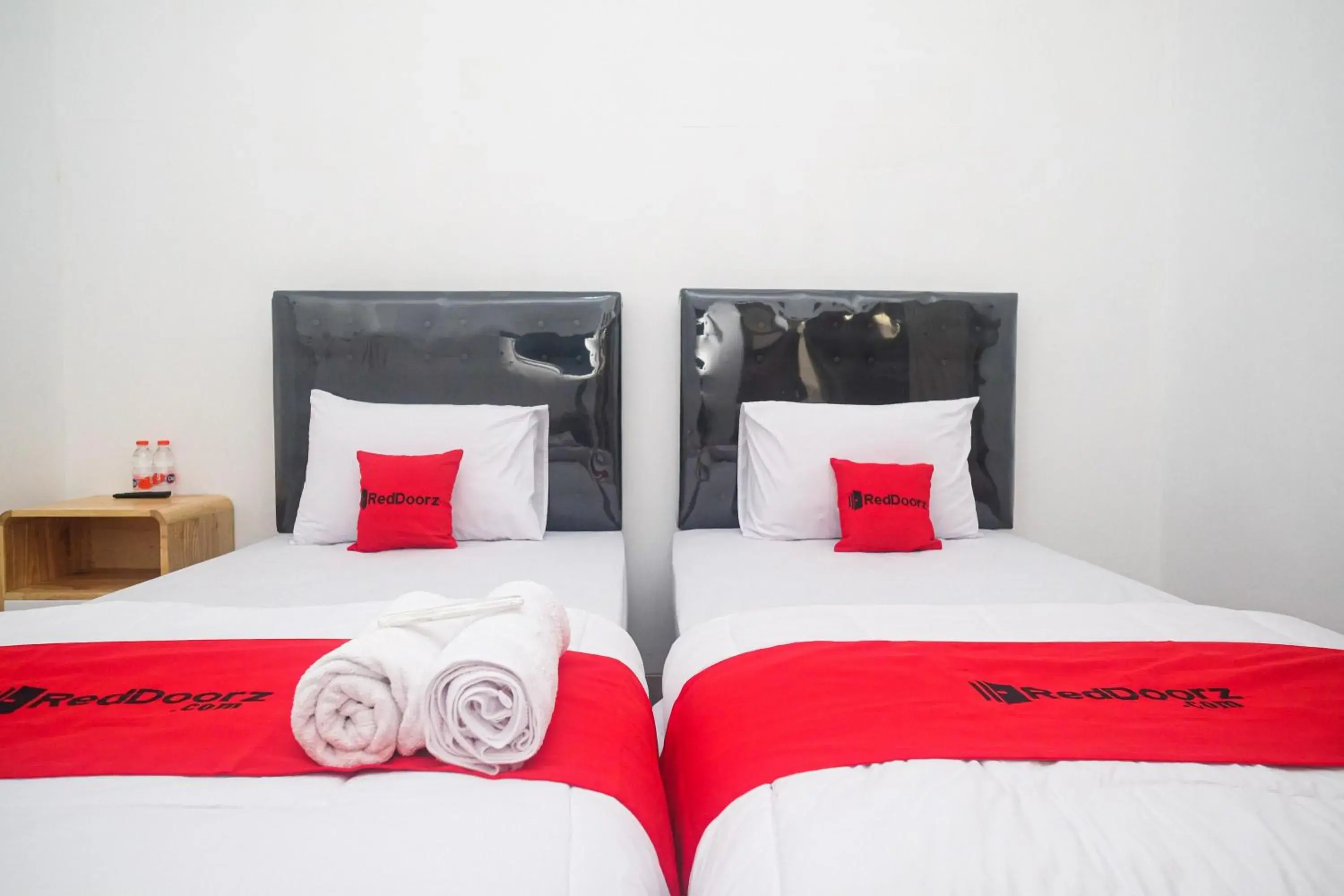 Standard Twin Room in RedDoorz near INSTIPER Yogyakarta Standard Twin Room in RedDoorz near INSTIPER Yogyakarta