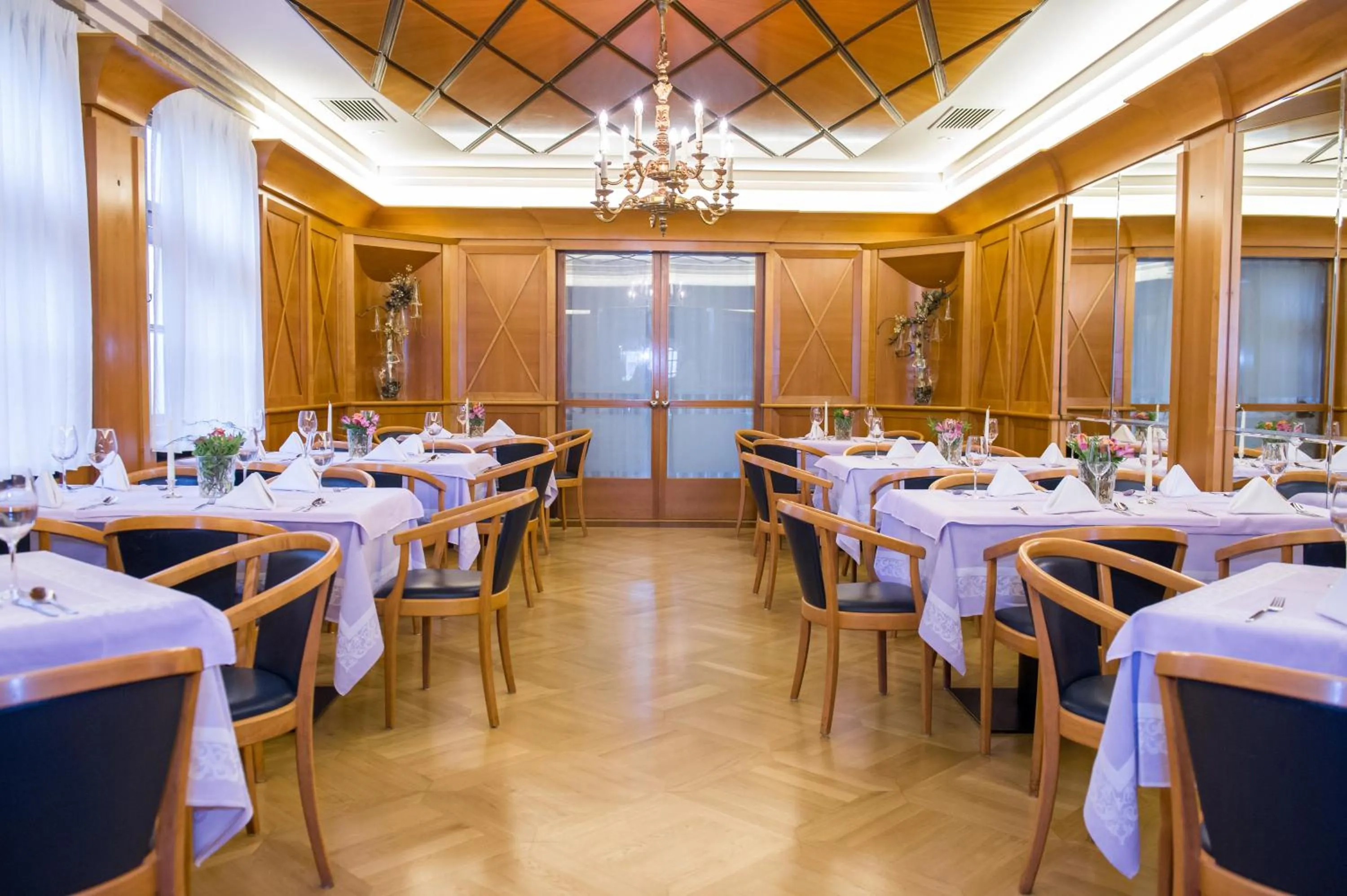 Restaurant/places to eat in Hotel Raffel