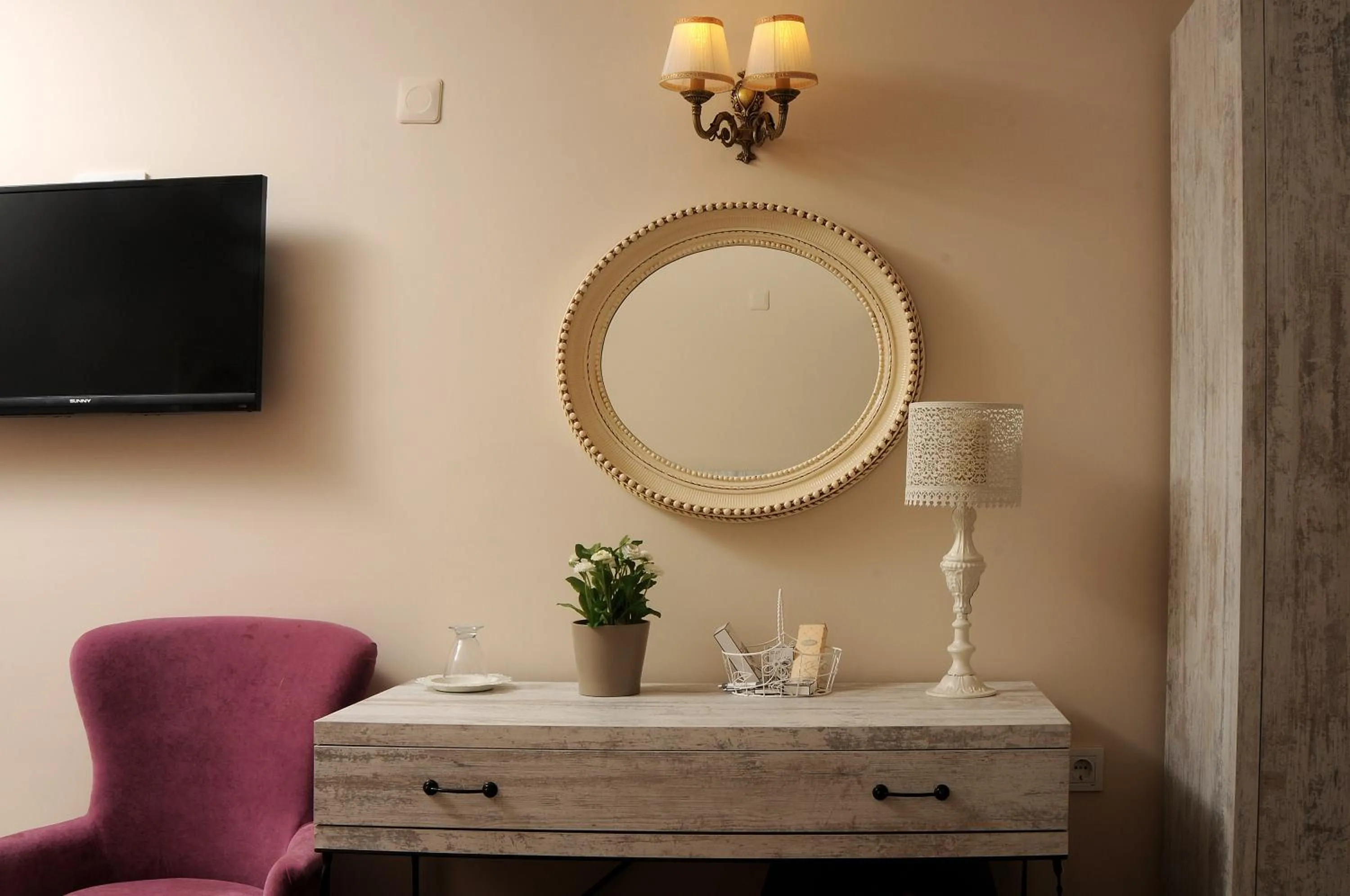 Decorative detail in Edahan Hotel