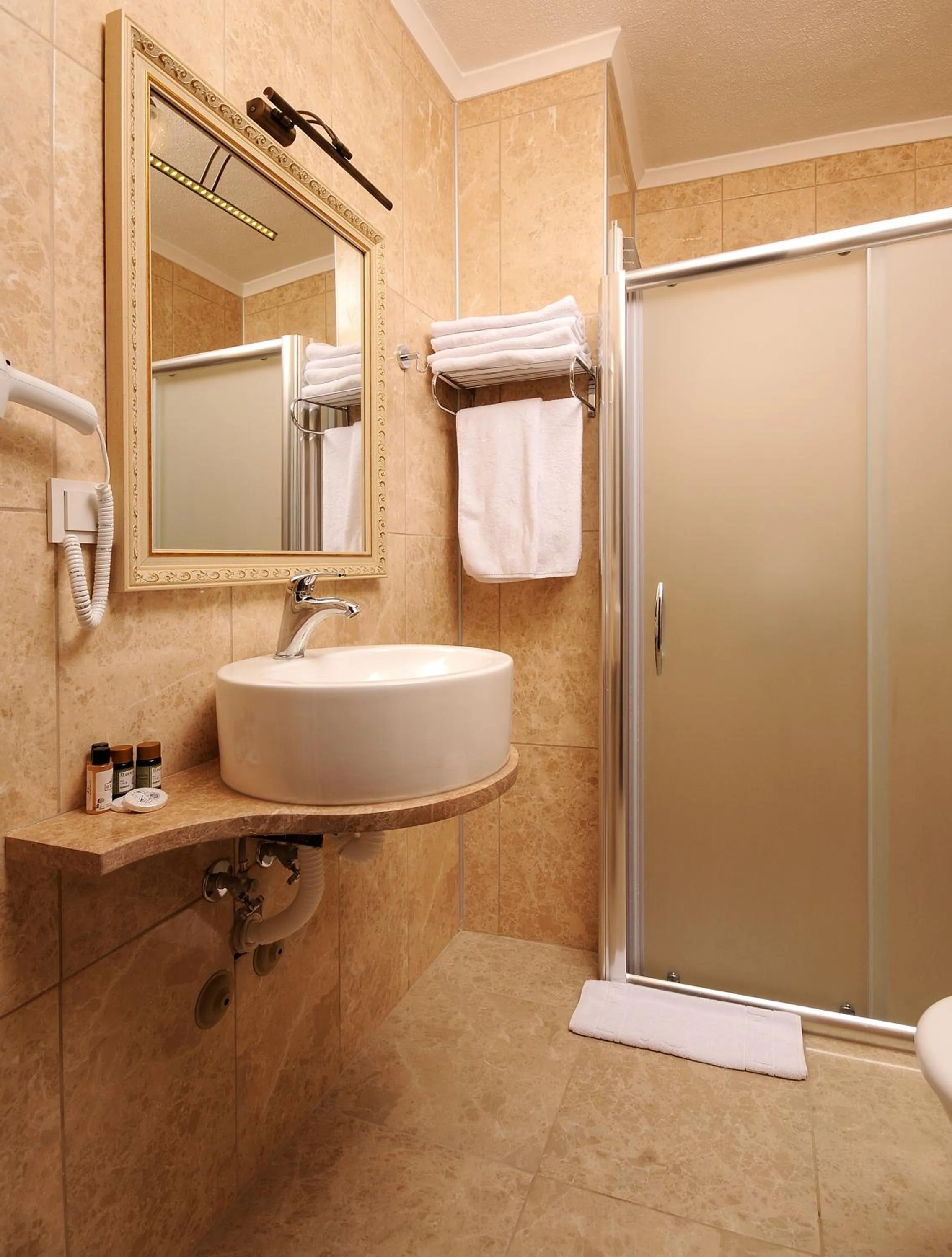 Bathroom in Edahan Hotel