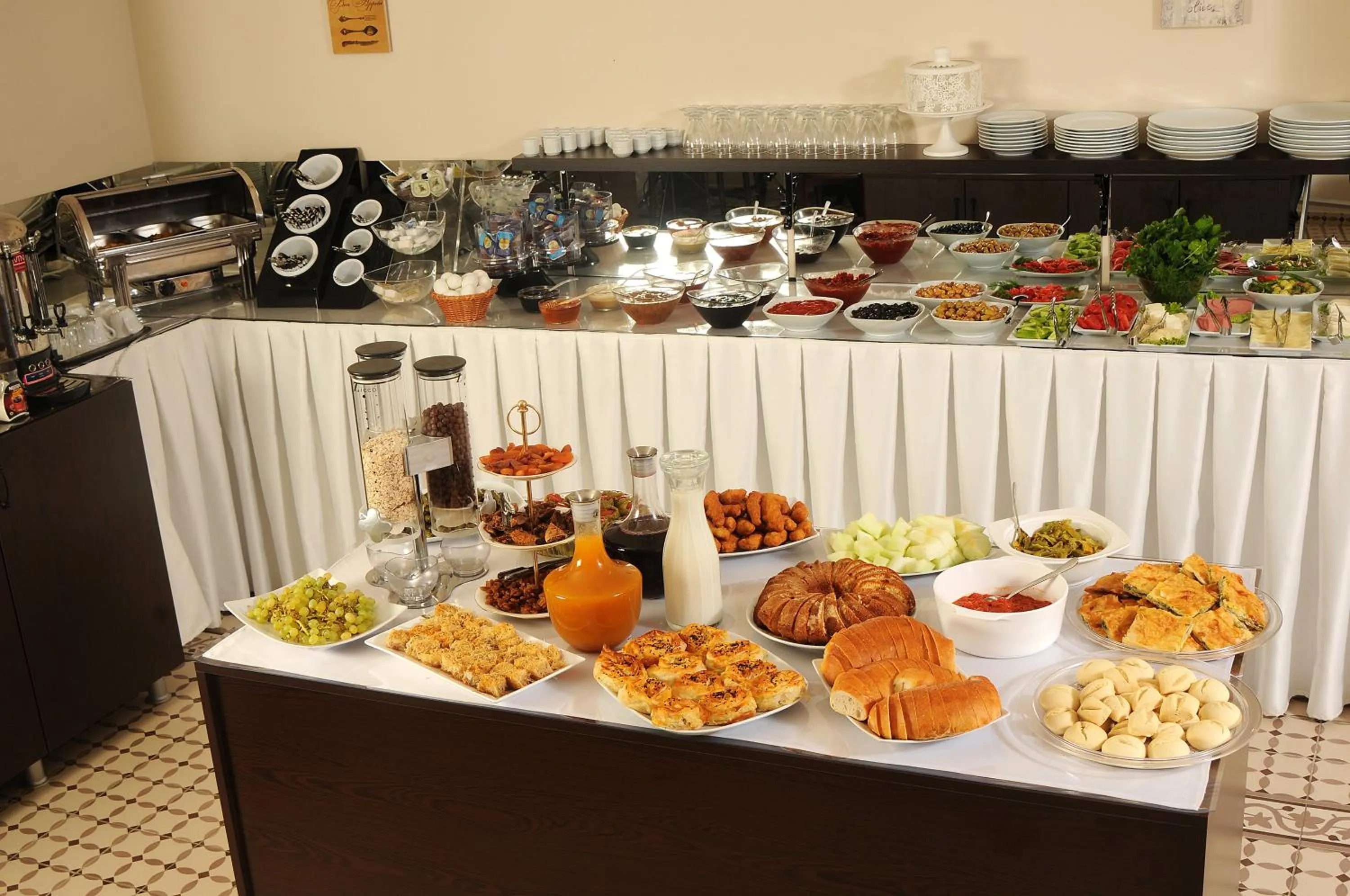 Restaurant/places to eat in Edahan Hotel