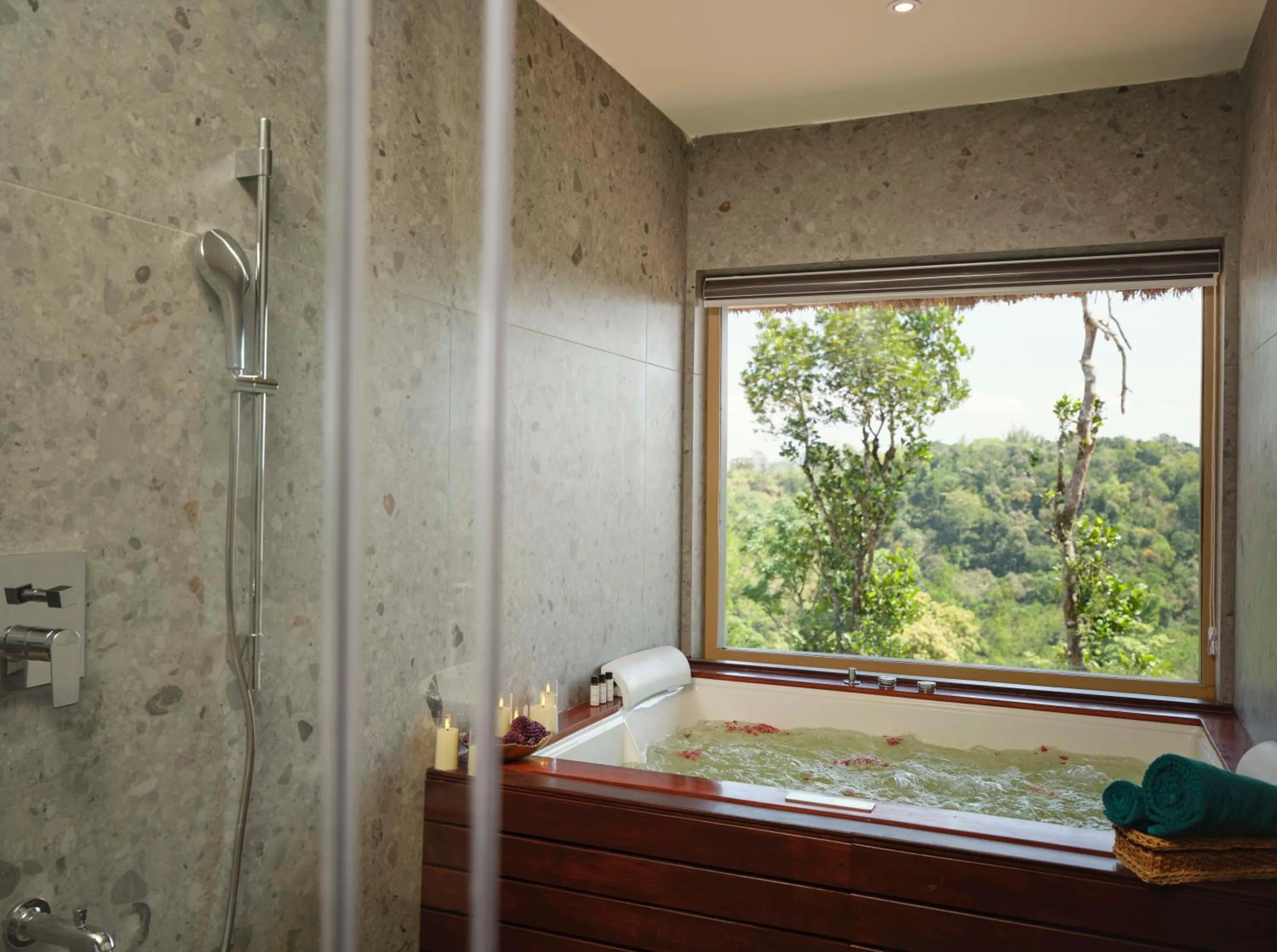 Hot Tub in Blanket Days Resort and Spa