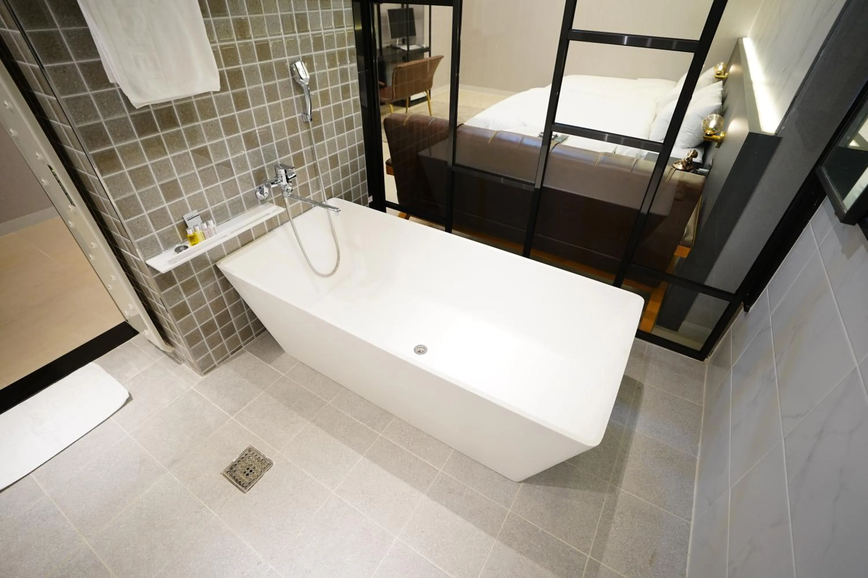 Hot Tub in Dongdaemun Saturn Hotel