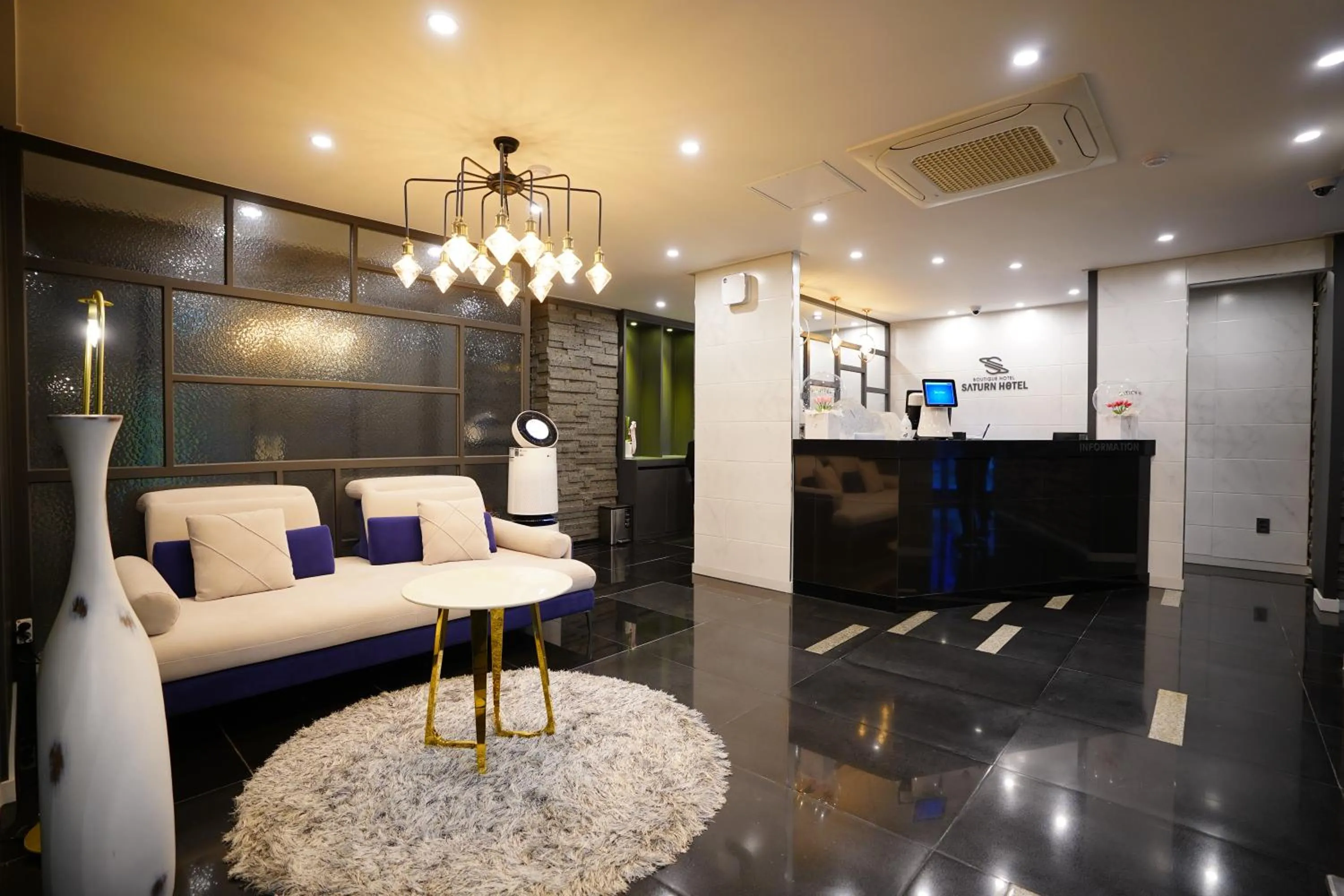 Communal lounge/ TV room in Dongdaemun Saturn Hotel