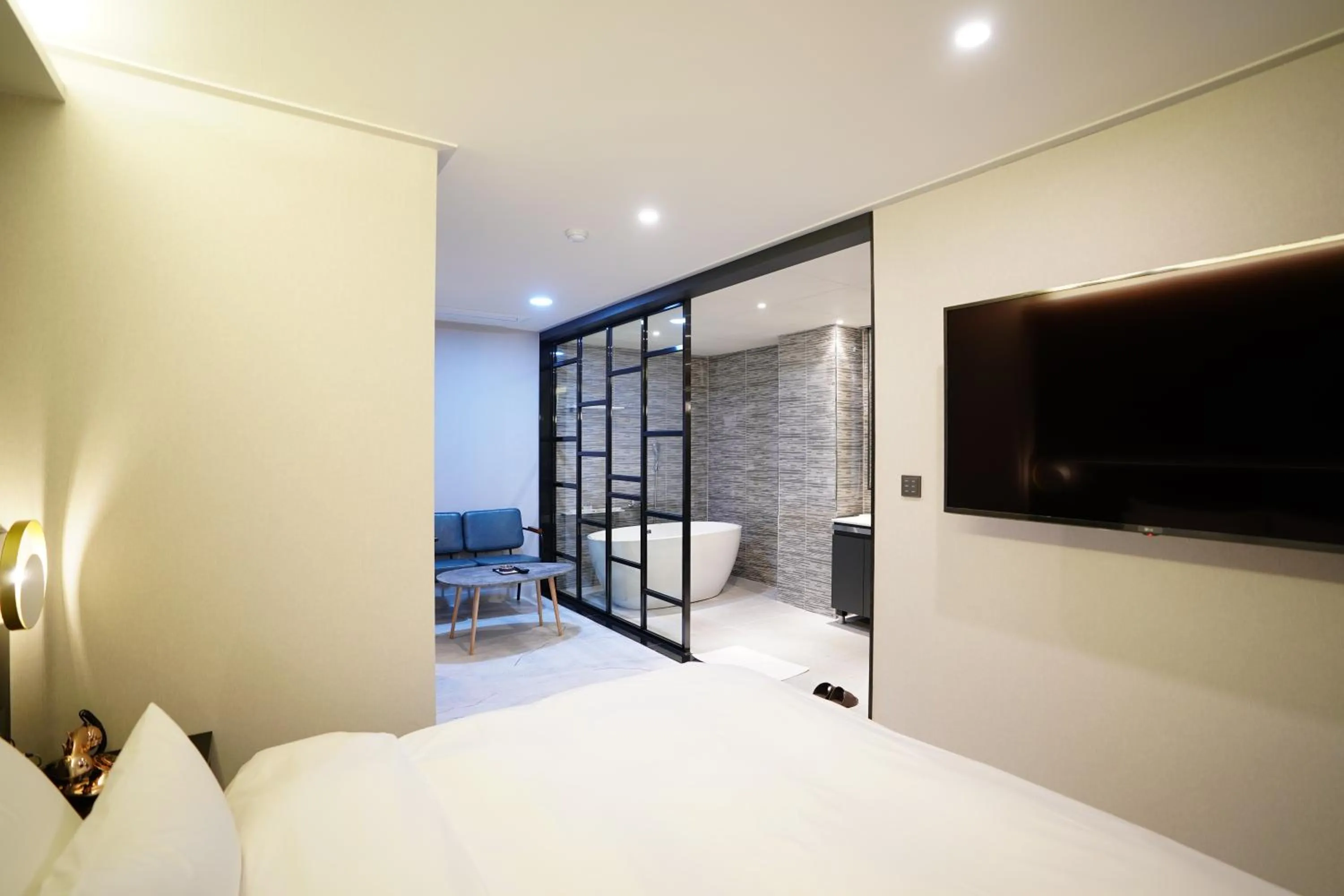 Photo of the whole room, Bed in Dongdaemun Saturn Hotel