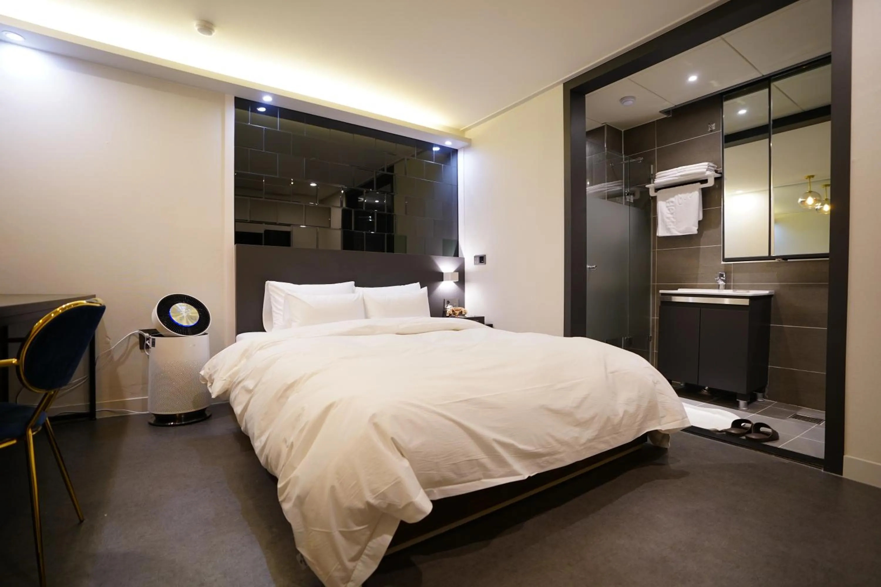 Bed in Dongdaemun Saturn Hotel