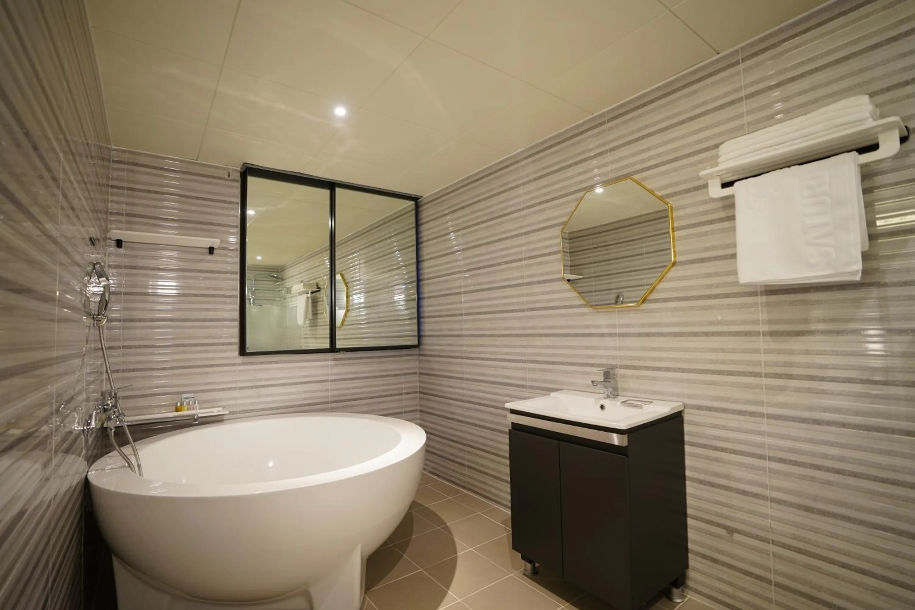 Hot Tub in Dongdaemun Saturn Hotel