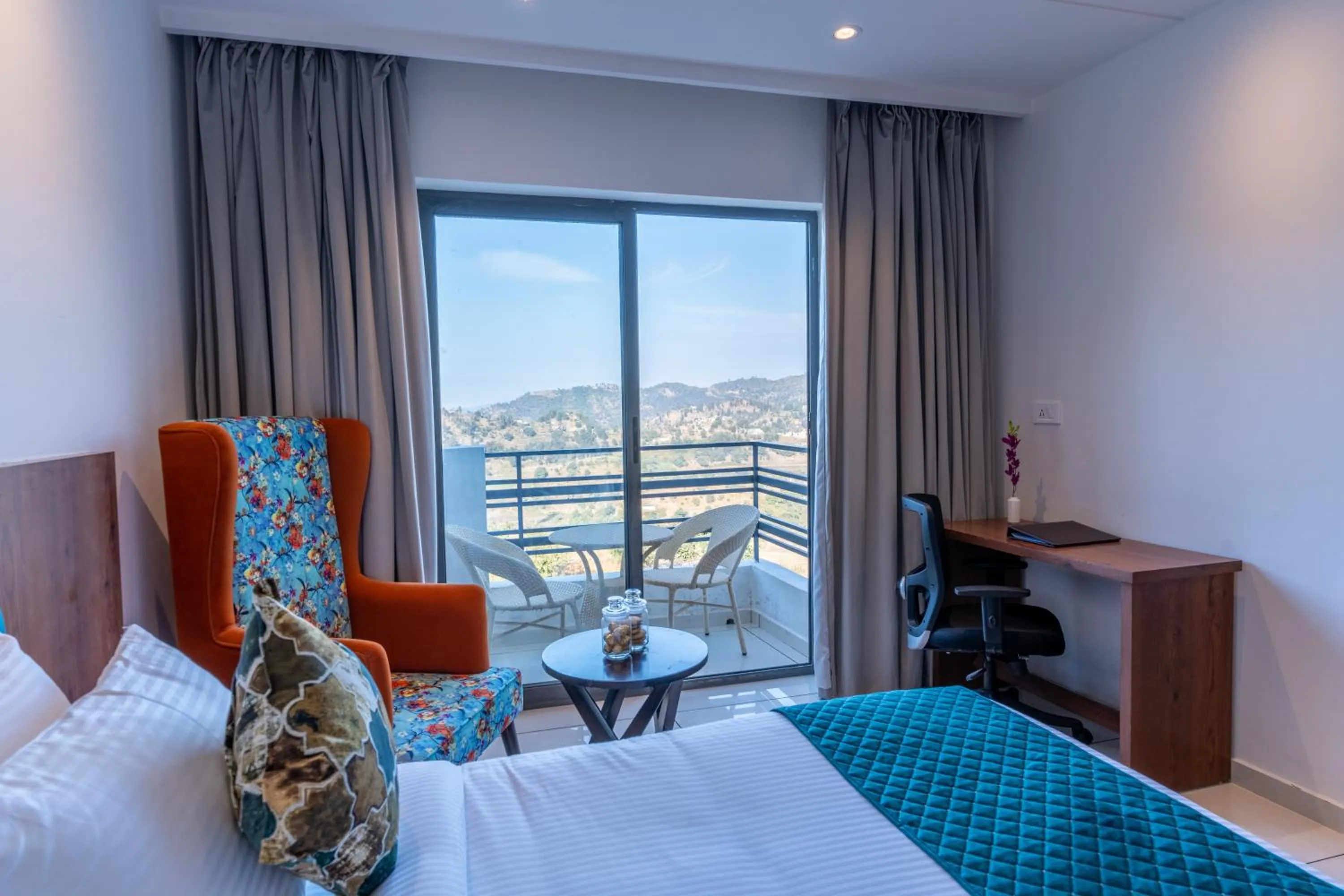 Seating area, Bed in Regenta Place Panchkula Morni Hills