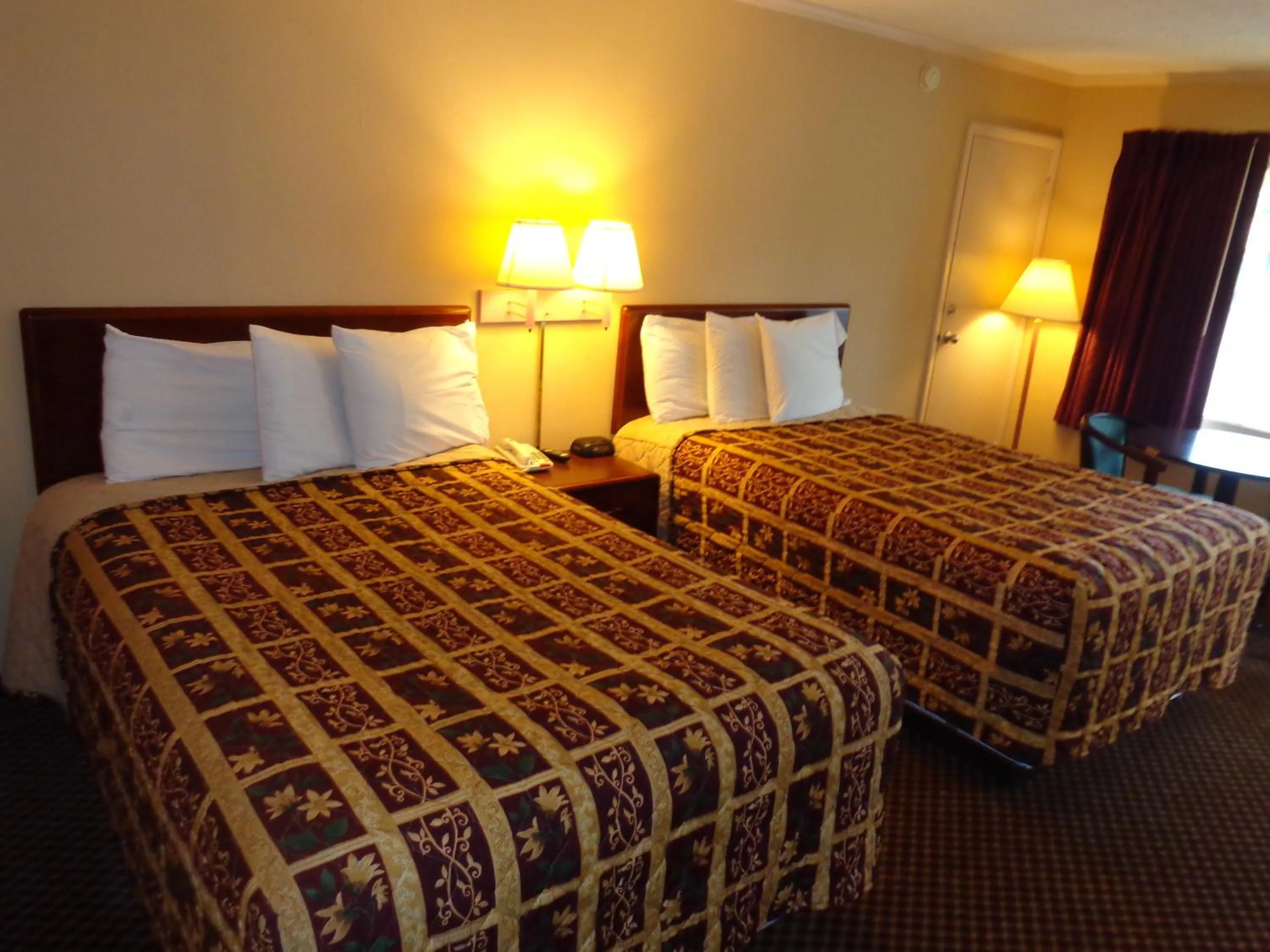 Photo of the whole room, Bed in Travelodge by Wyndham Ridgeway Martinsville Area