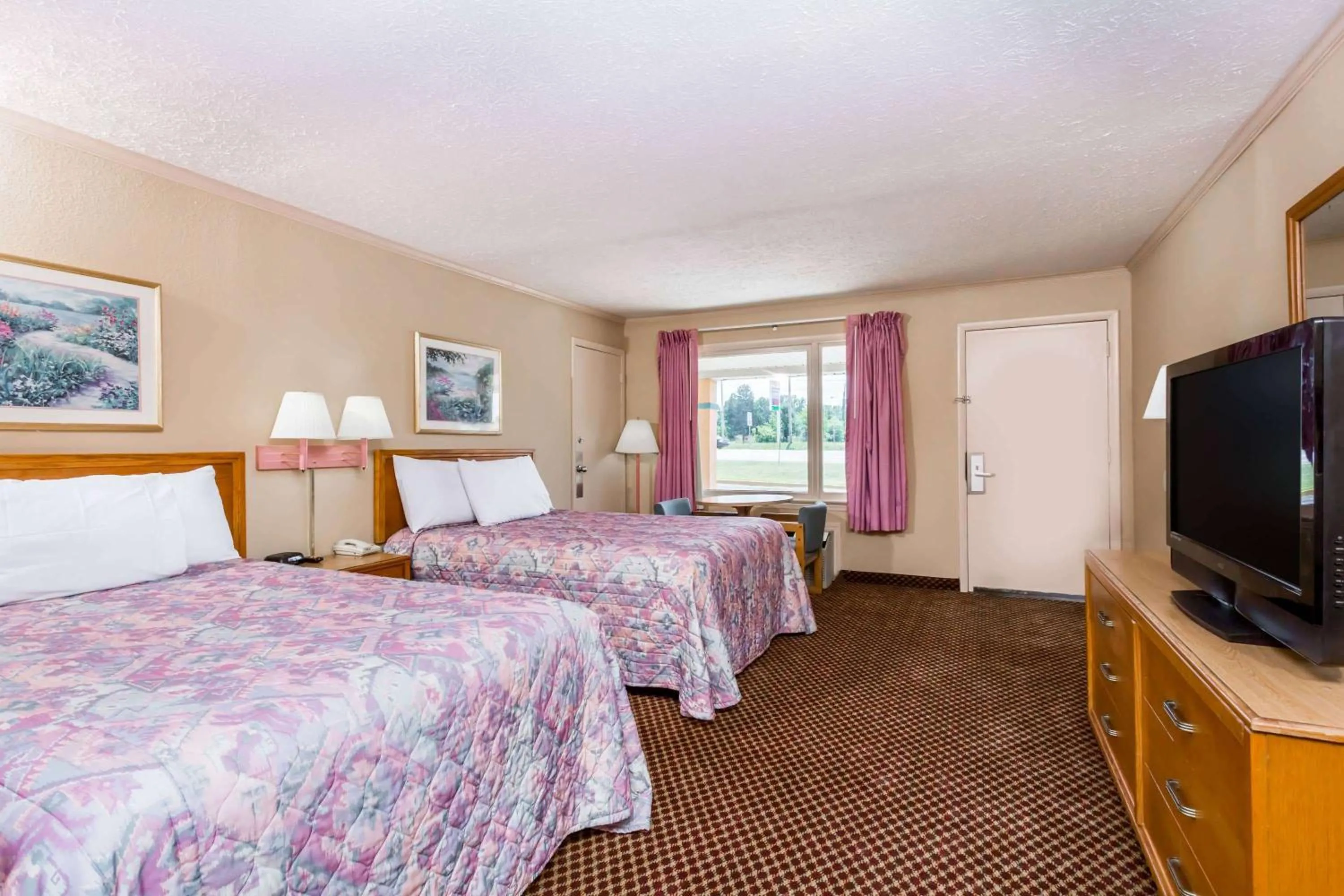 Photo of the whole room, Bed in Travelodge by Wyndham Ridgeway Martinsville Area