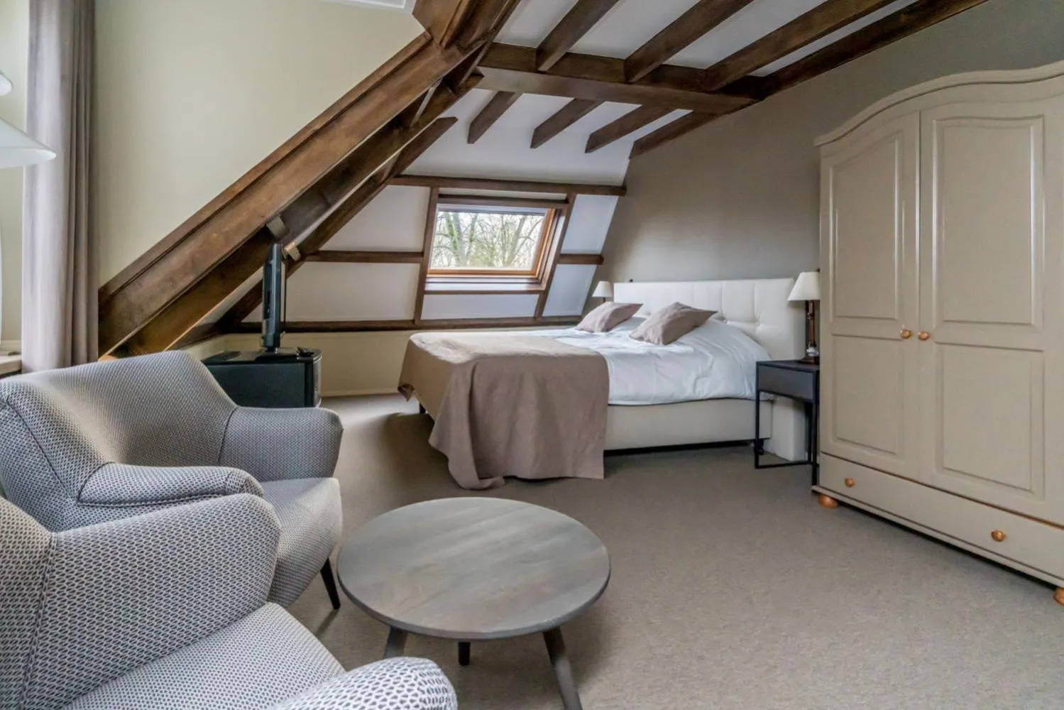 Bed in Hostellerie Schuddebeurs