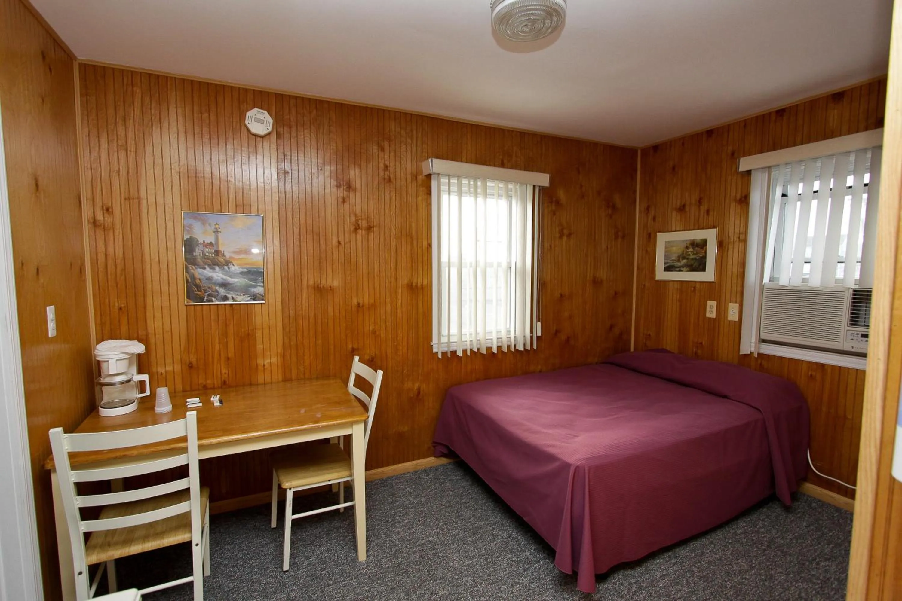 Coffee/tea facilities, Bed in Boardwalk Sand & Surf Beach Hotel Oceanfront