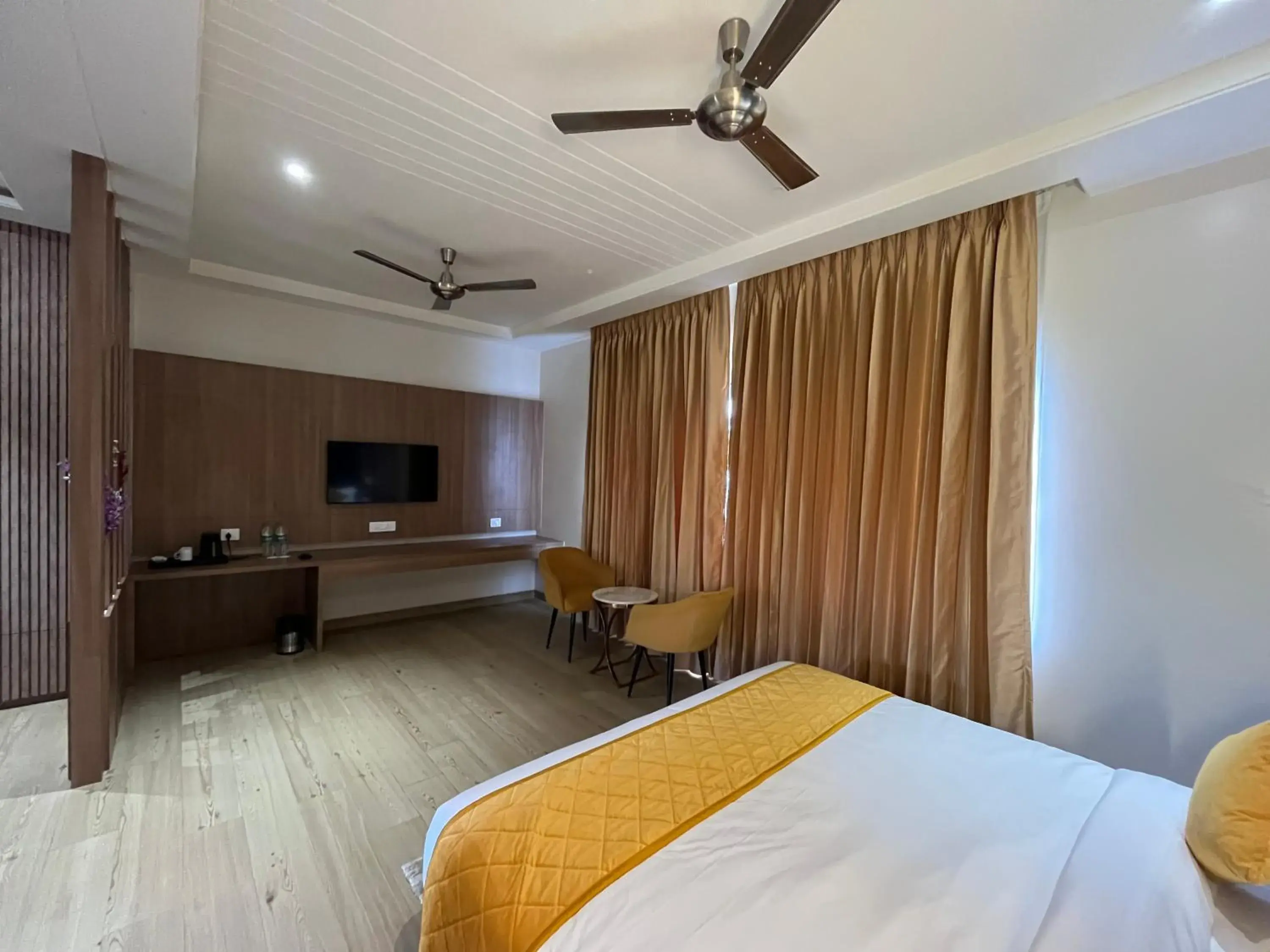 Photo of the whole room, Bed in Hotel Three Seasons Photo of the whole room, Bed in Hotel Three Seasons