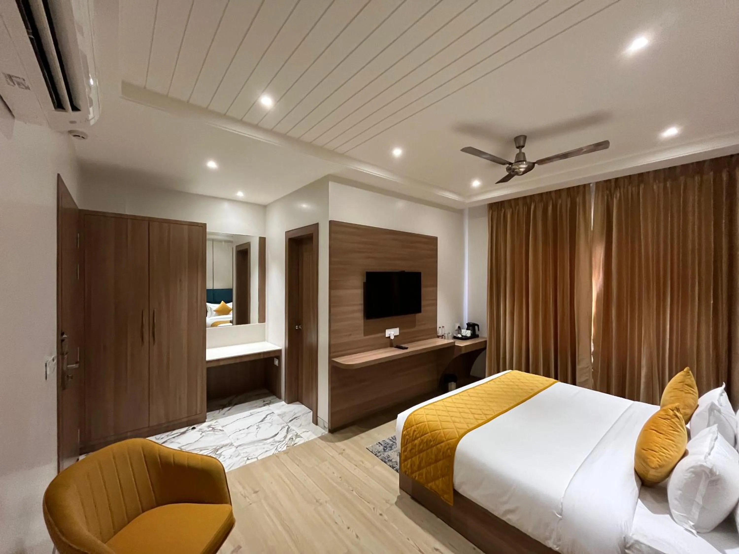 Communal lounge/ TV room, Bed in Hotel Three Seasons