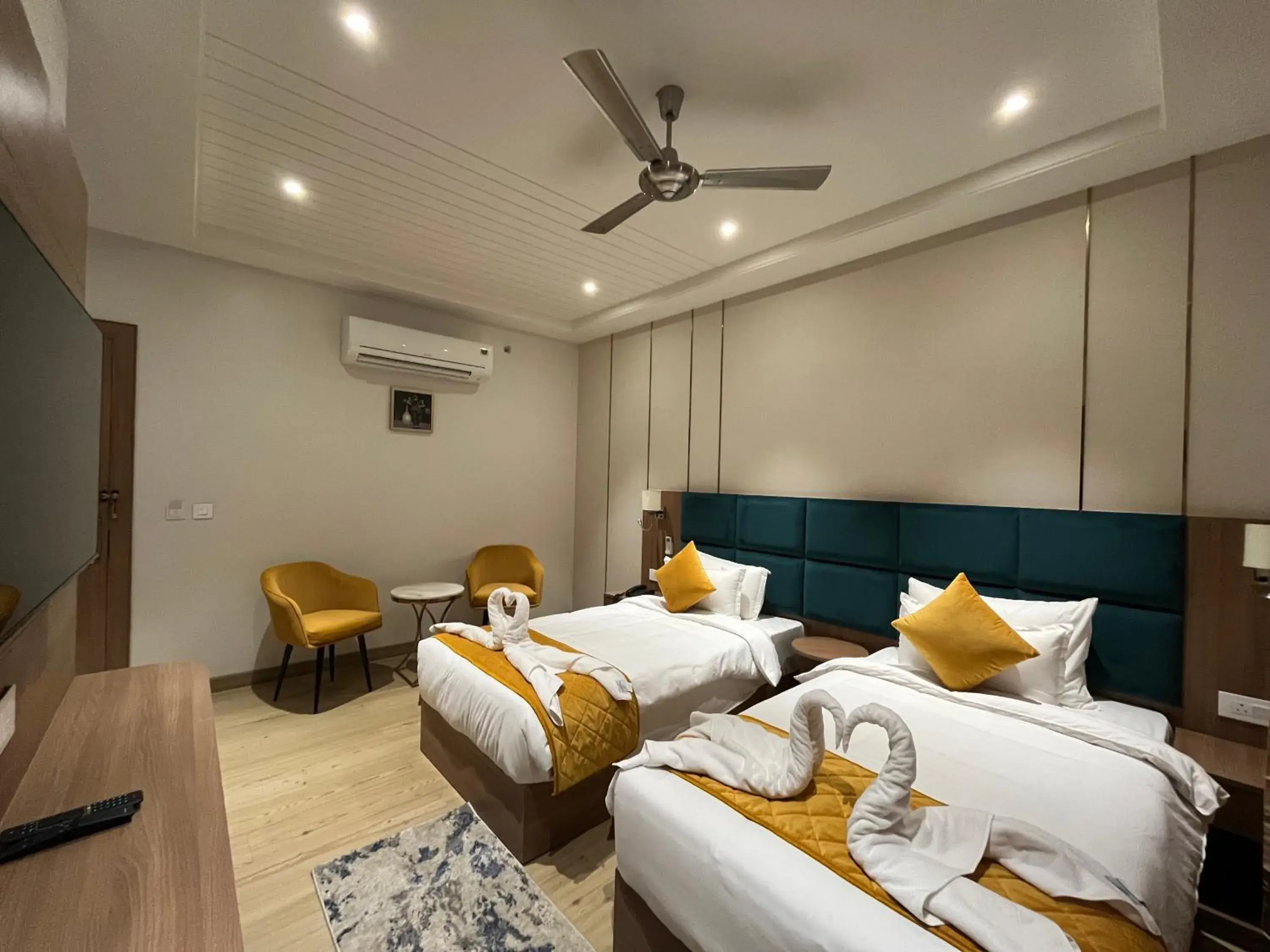 Twin Room in Hotel Three Seasons Twin Room in Hotel Three Seasons