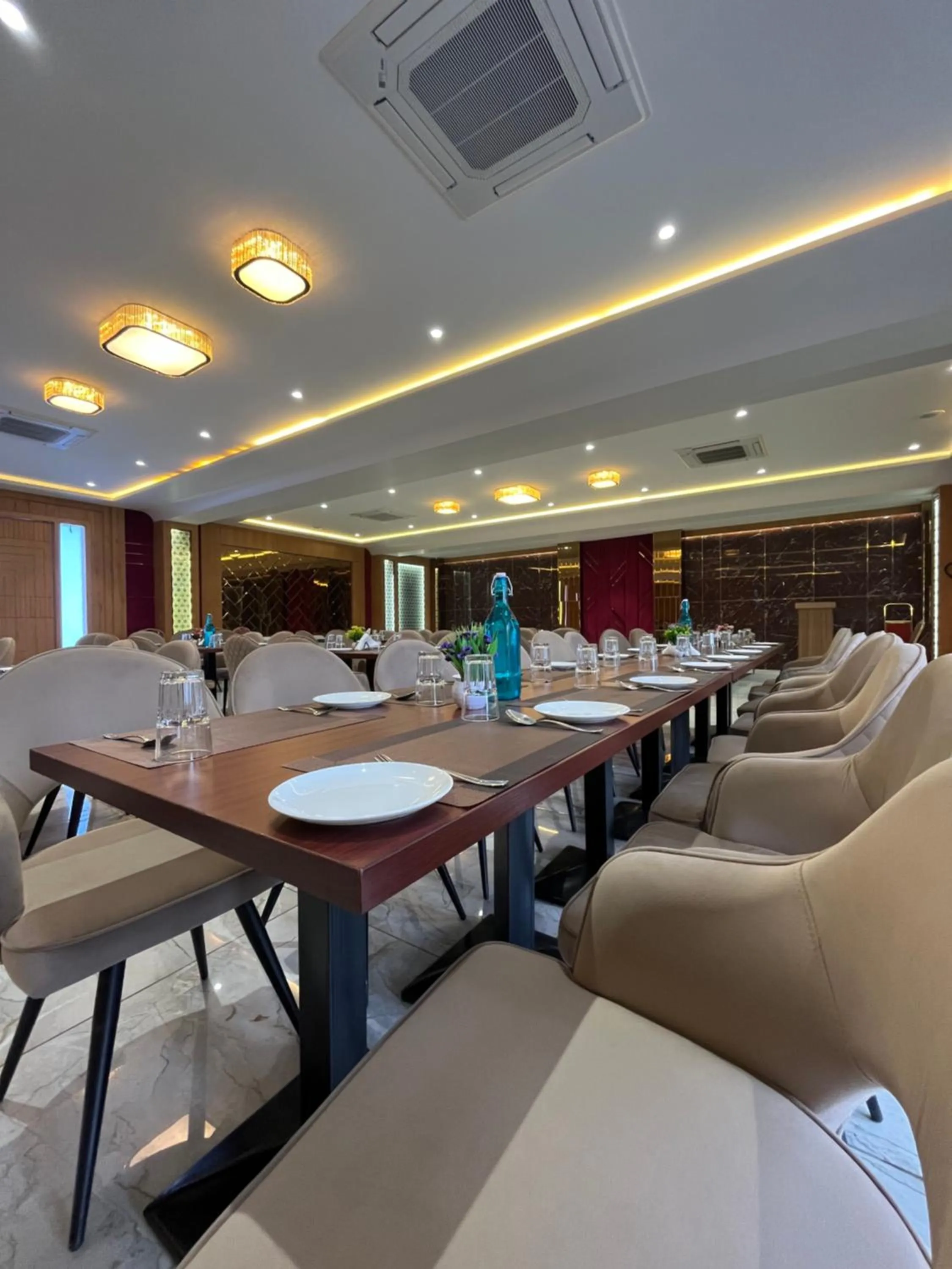 Restaurant/places to eat in Hotel Three Seasons