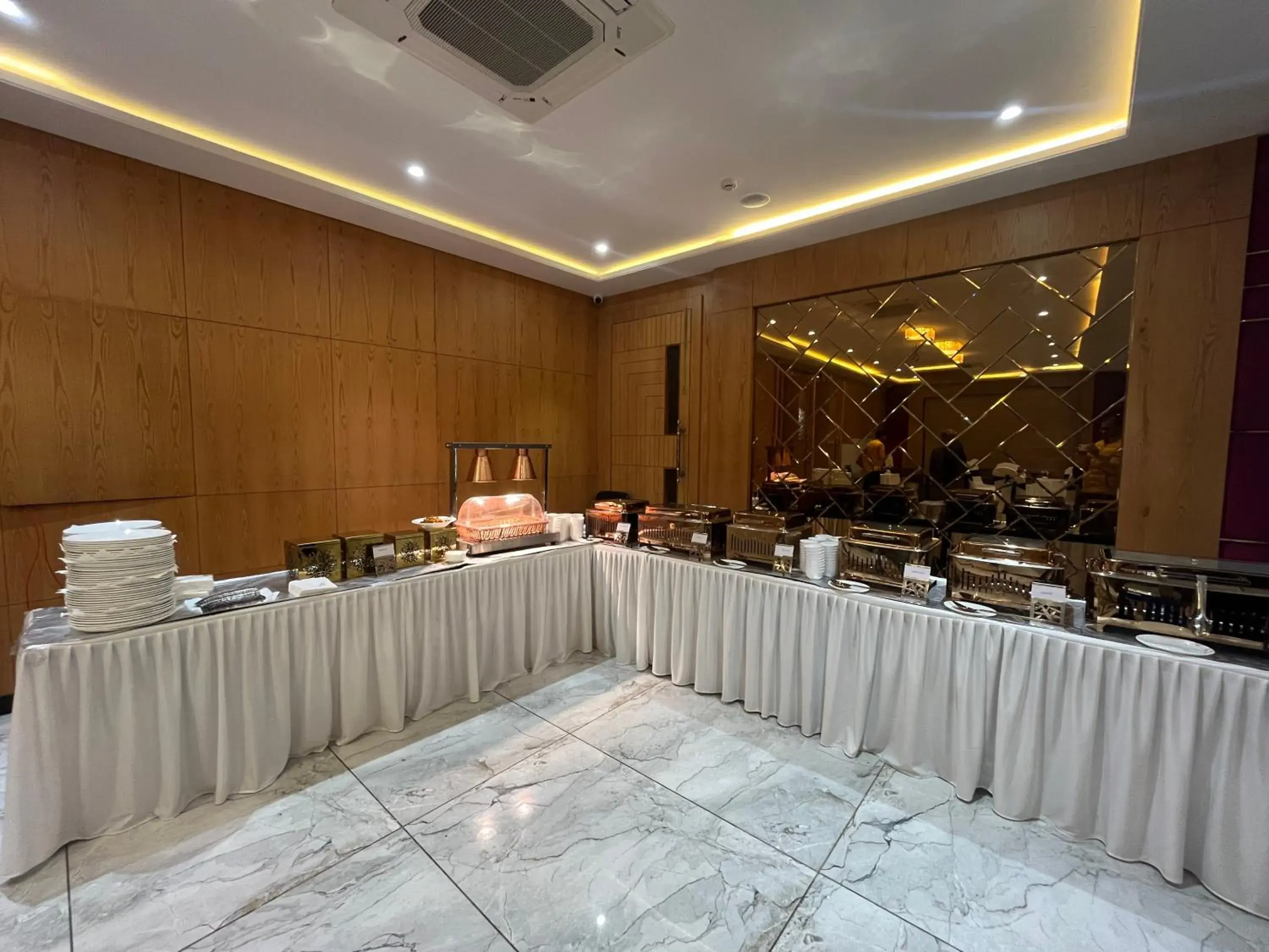 Restaurant/places to eat in Hotel Three Seasons Restaurant/places to eat in Hotel Three Seasons