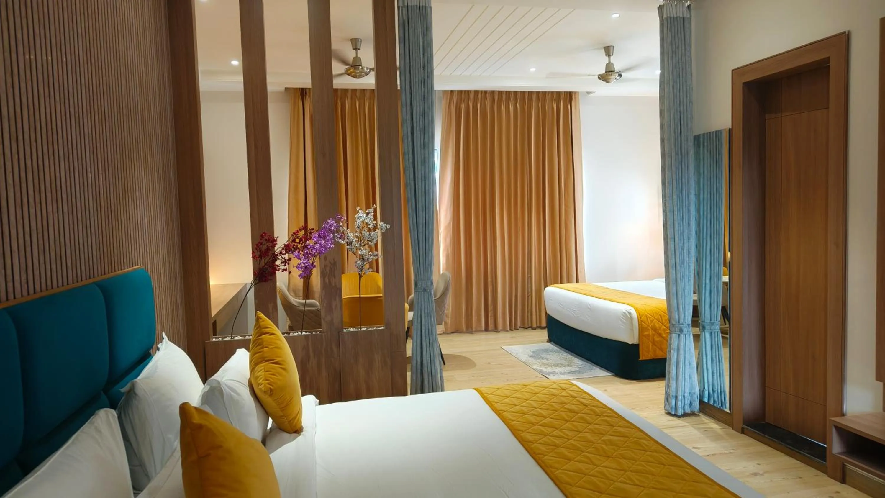 Living room, Bed in Hotel Three Seasons