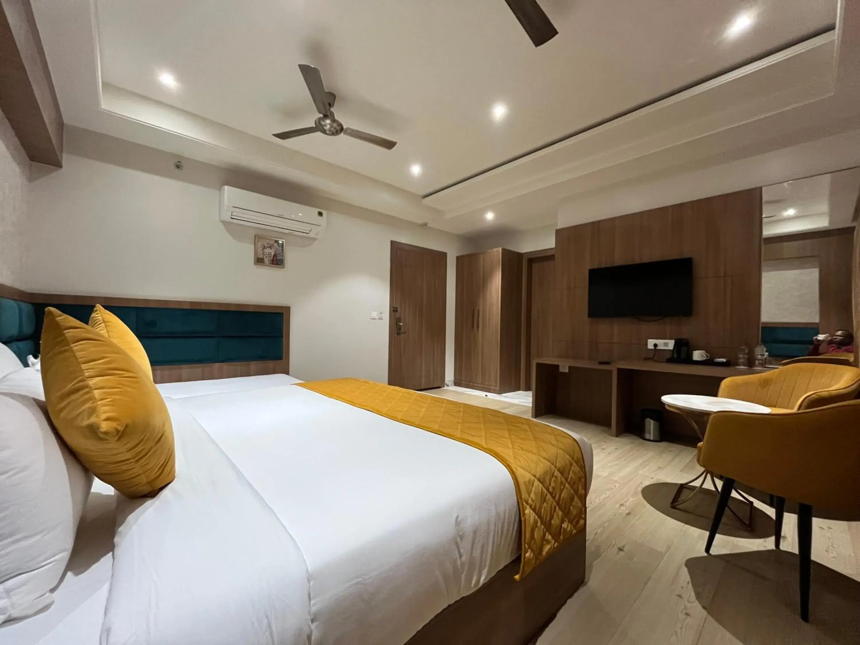 Bed in Hotel Three Seasons Bed in Hotel Three Seasons