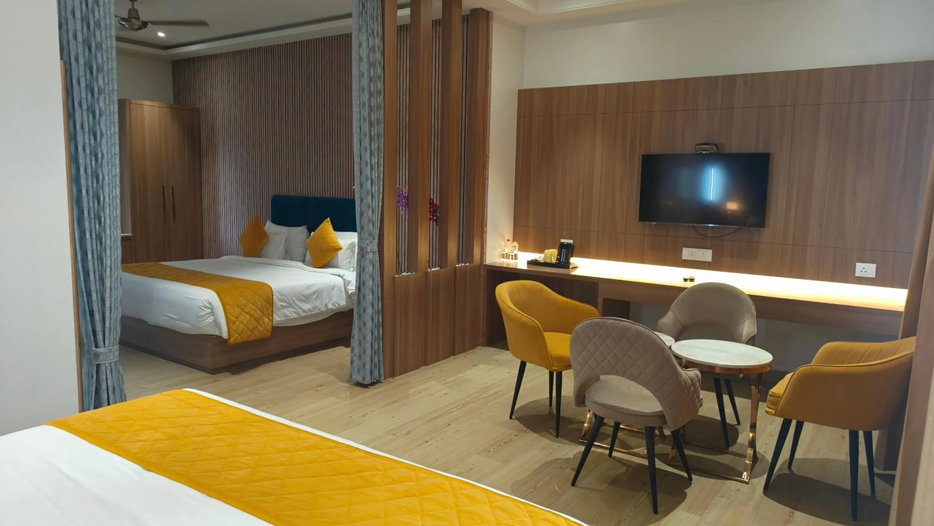 Bed in Hotel Three Seasons