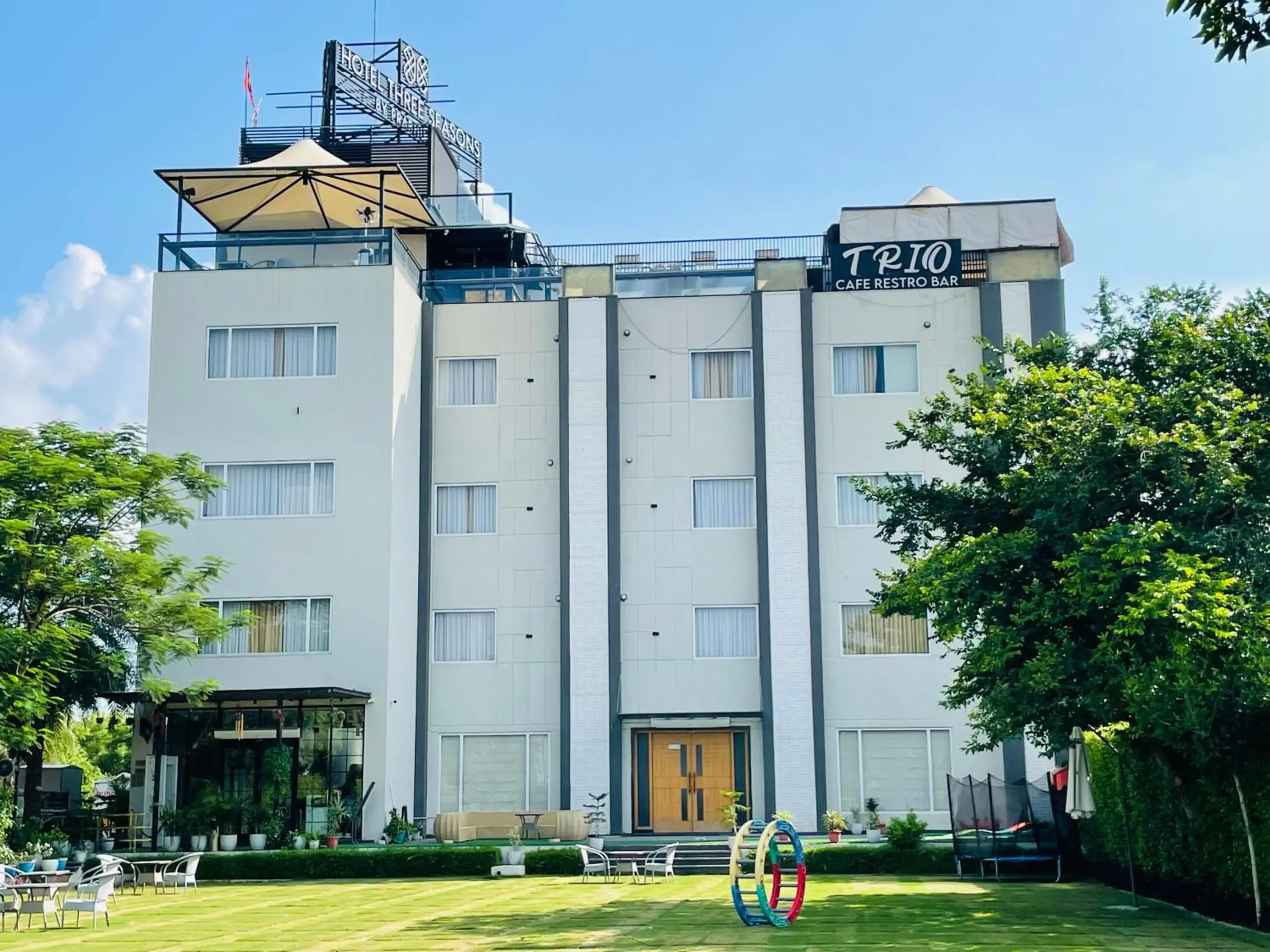 Property building in Hotel Three Seasons Property building in Hotel Three Seasons