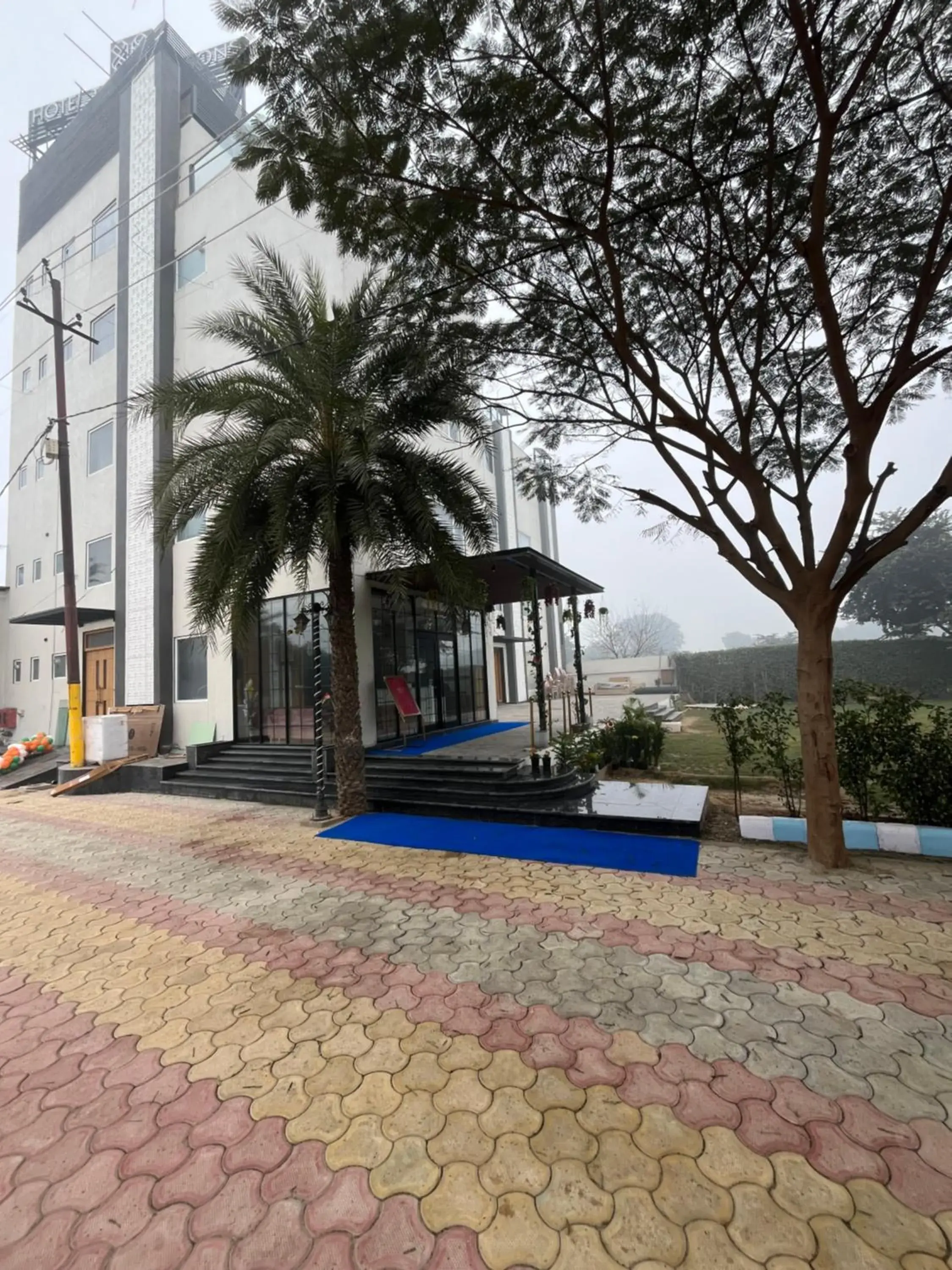 Property building in Hotel Three Seasons Property building in Hotel Three Seasons