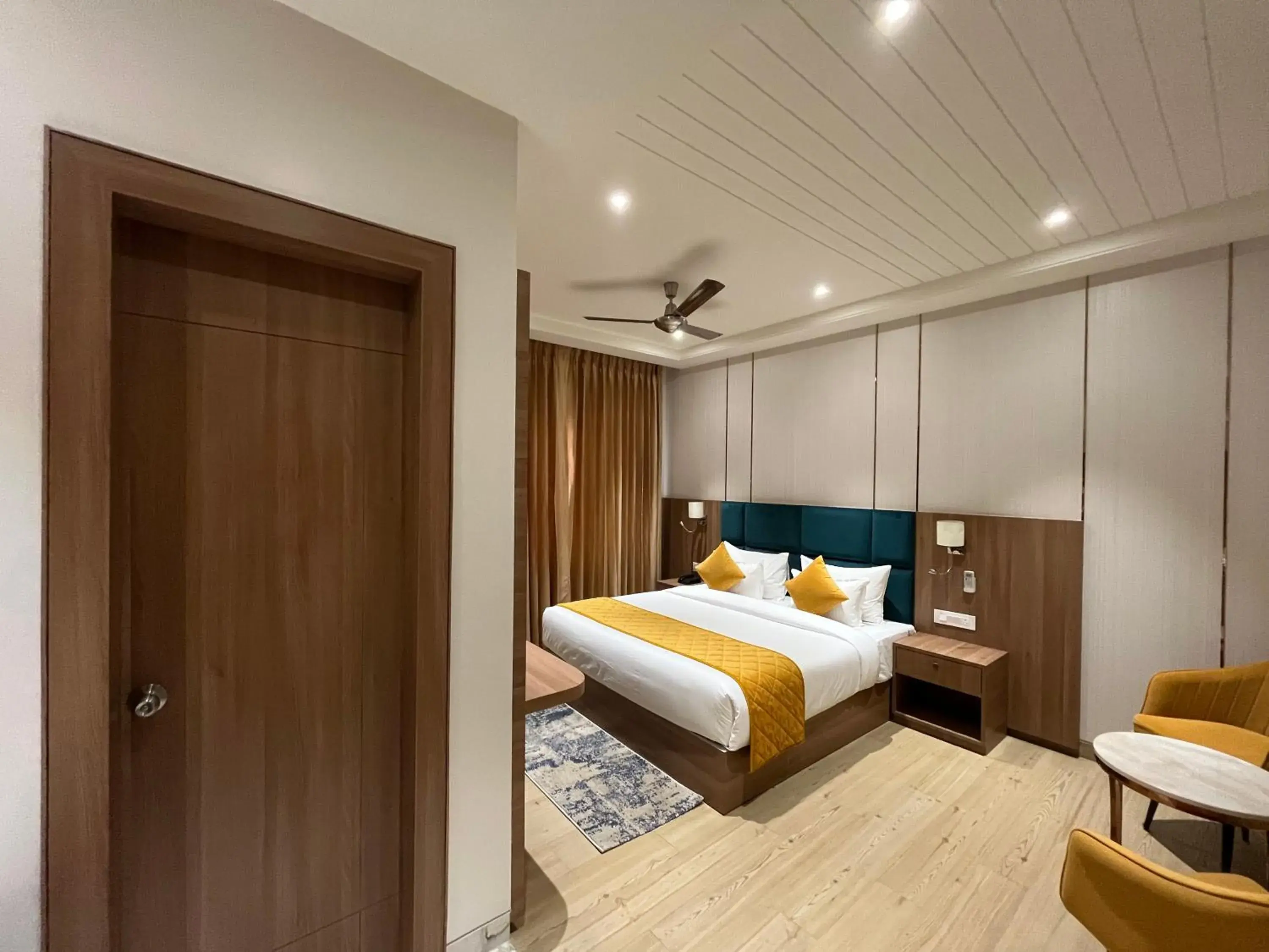 Superior Double Room in Hotel Three Seasons Superior Double Room in Hotel Three Seasons