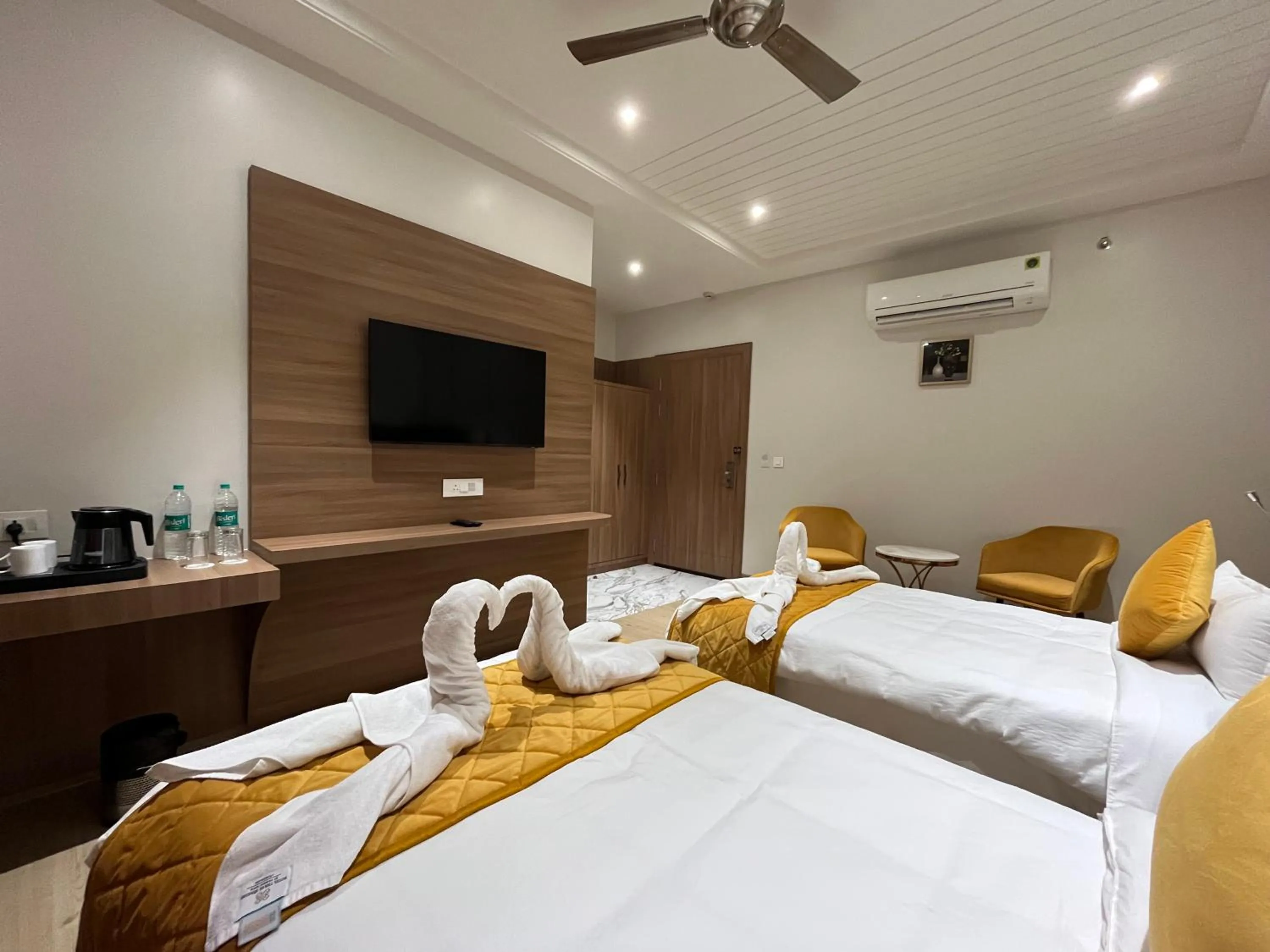 Bedroom, Bed in Hotel Three Seasons