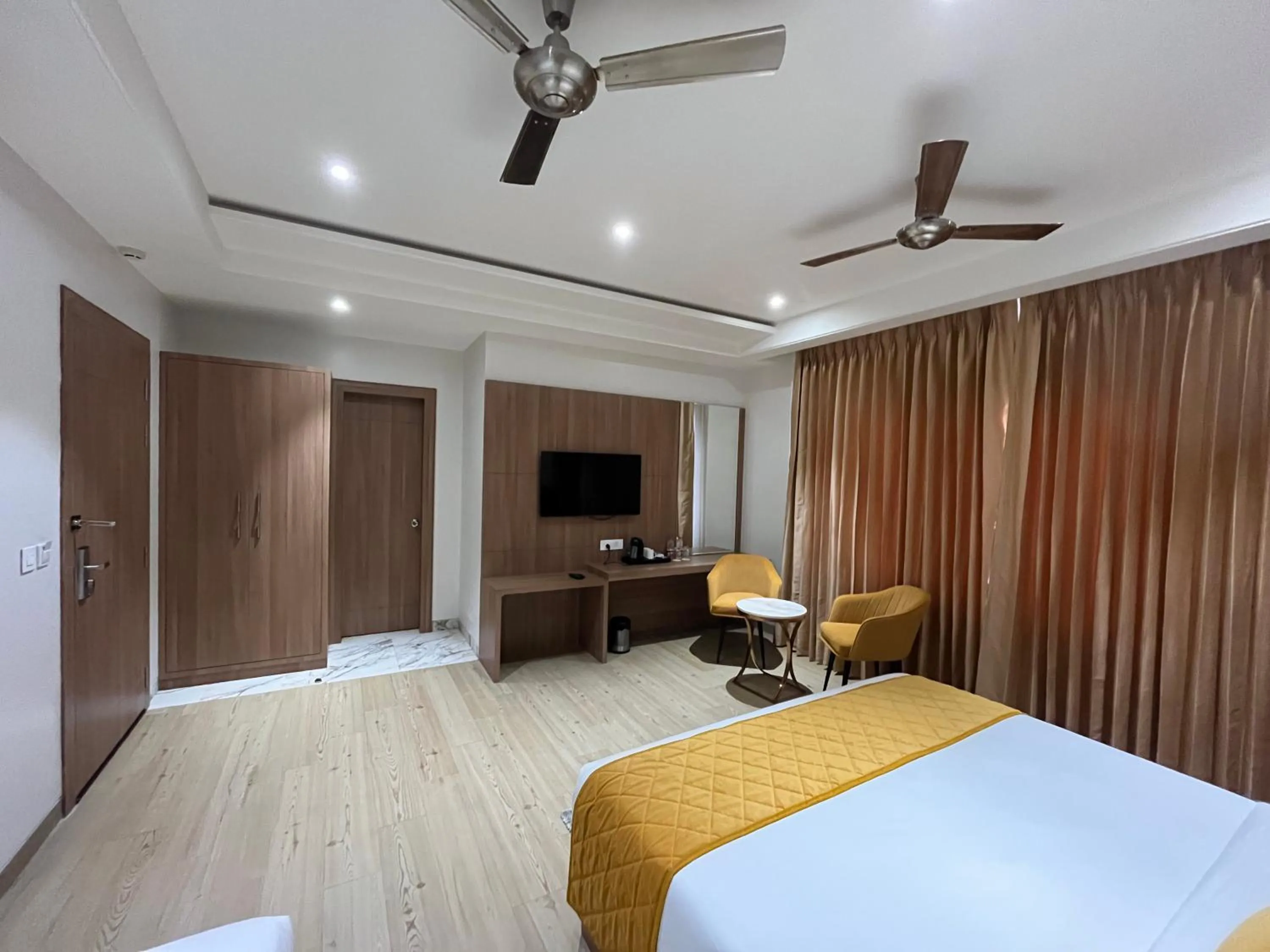 Bed in Hotel Three Seasons