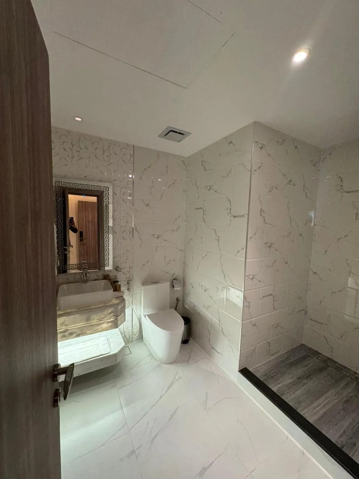 Toilet, Bed in Royal Plaza Hotel