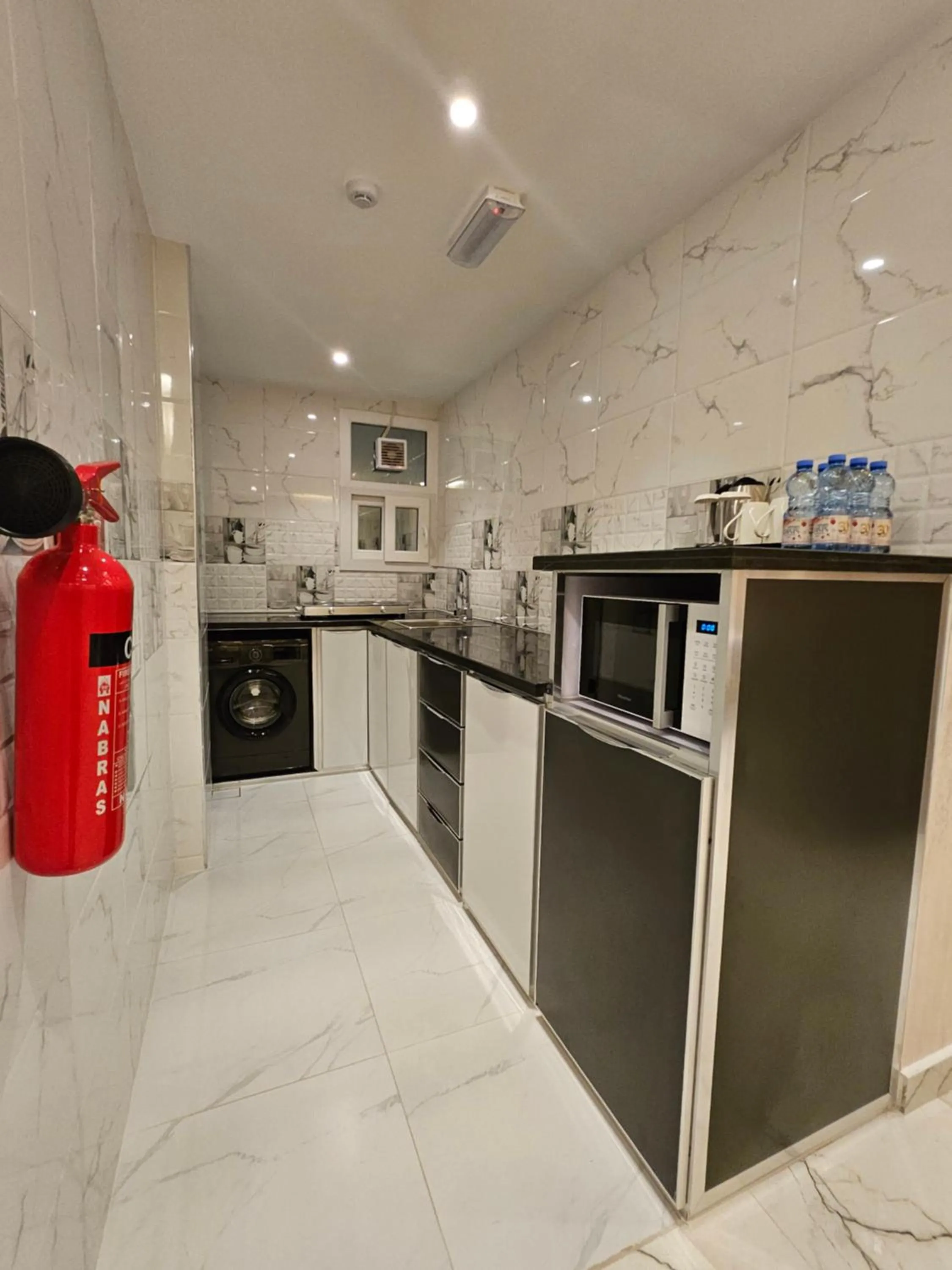 Kitchen or kitchenette in Royal Plaza Hotel