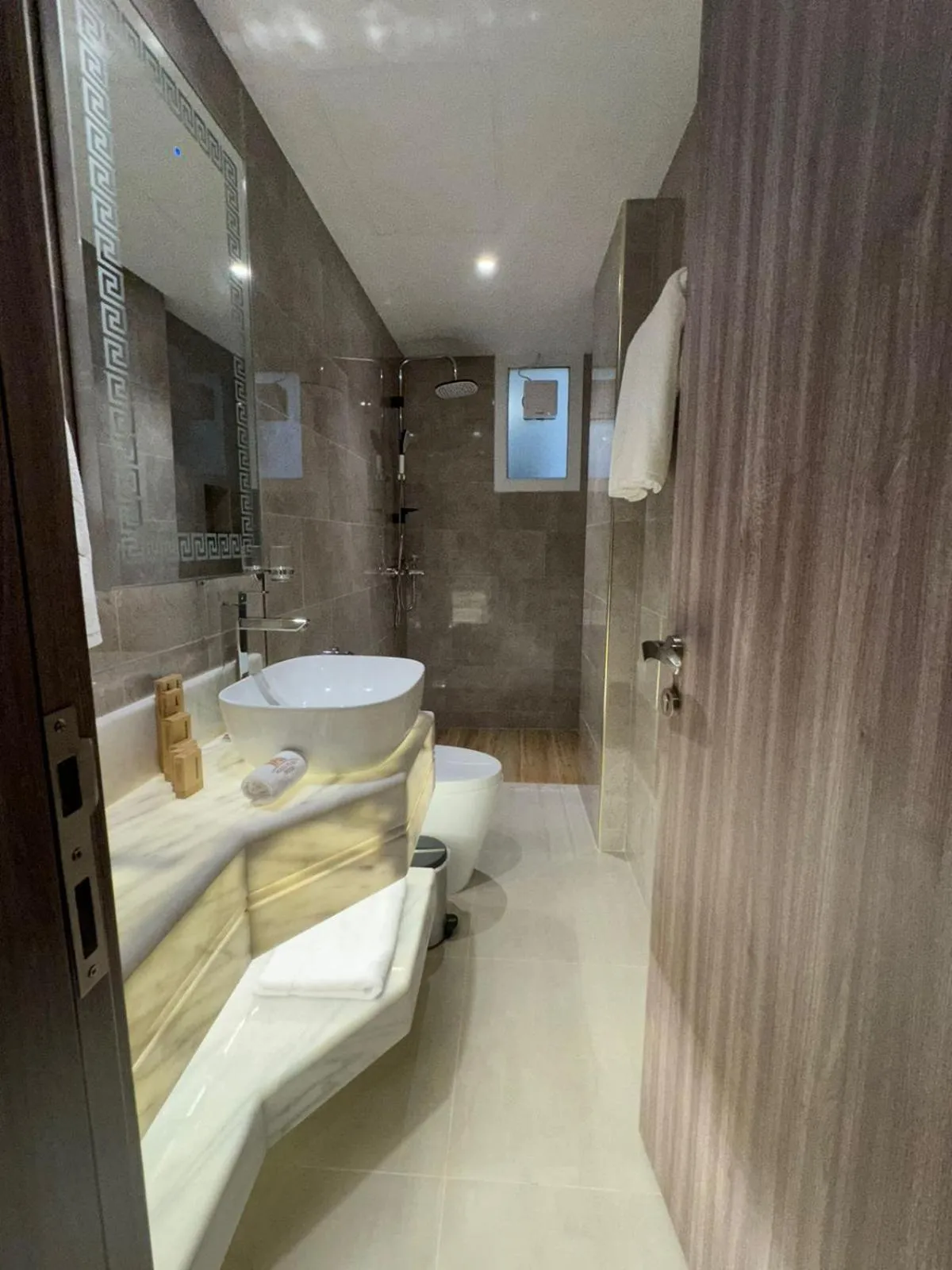 Shower in Royal Plaza Hotel