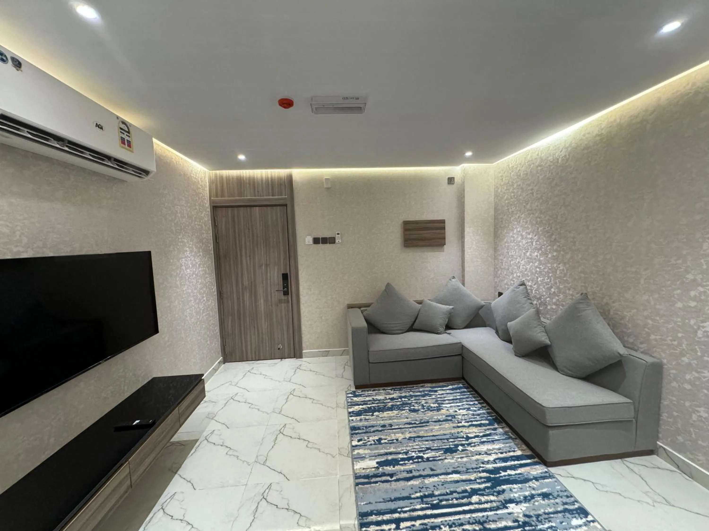 Communal lounge/ TV room in Royal Plaza Hotel