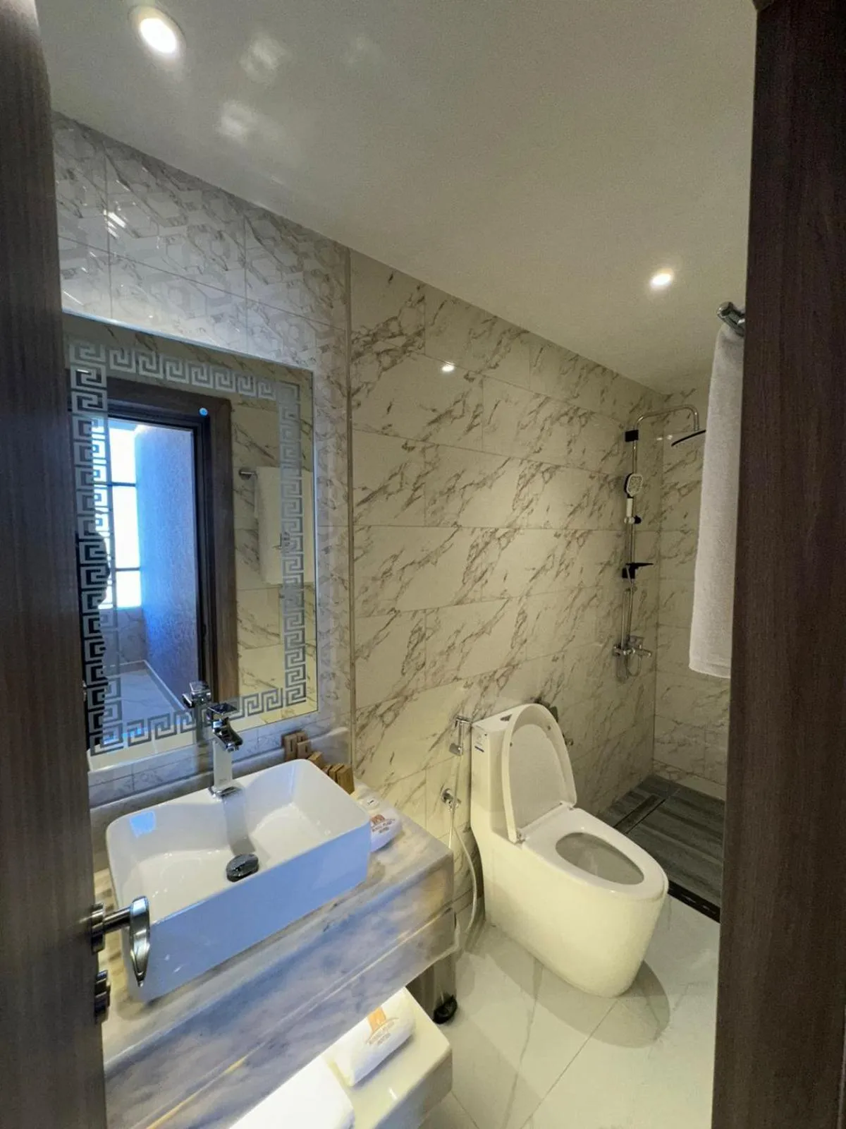 Shower in Royal Plaza Hotel